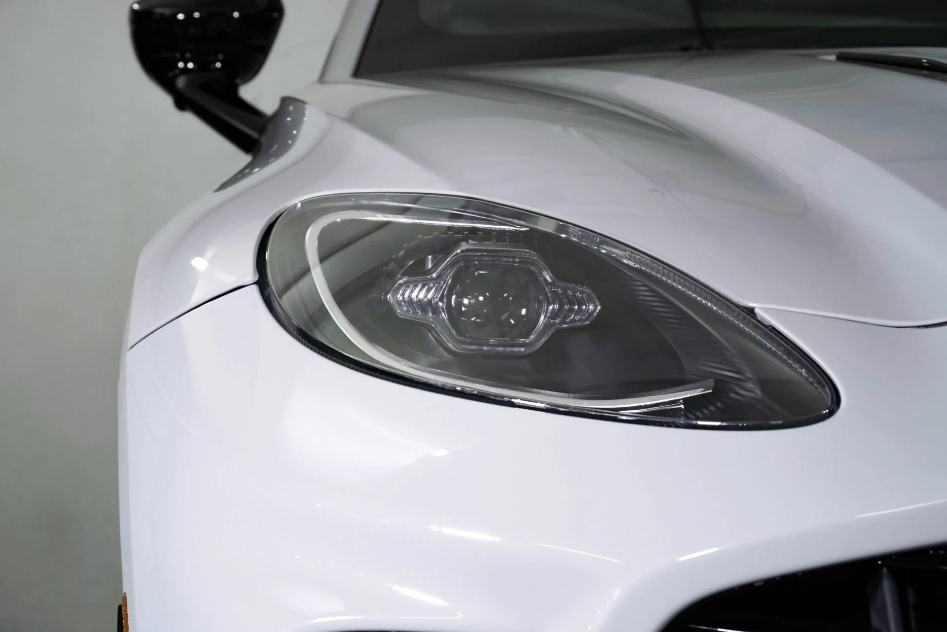 mph014_2299139804_New_2026_Aston_Martin_DBX_707_1767899119_87ade9613e