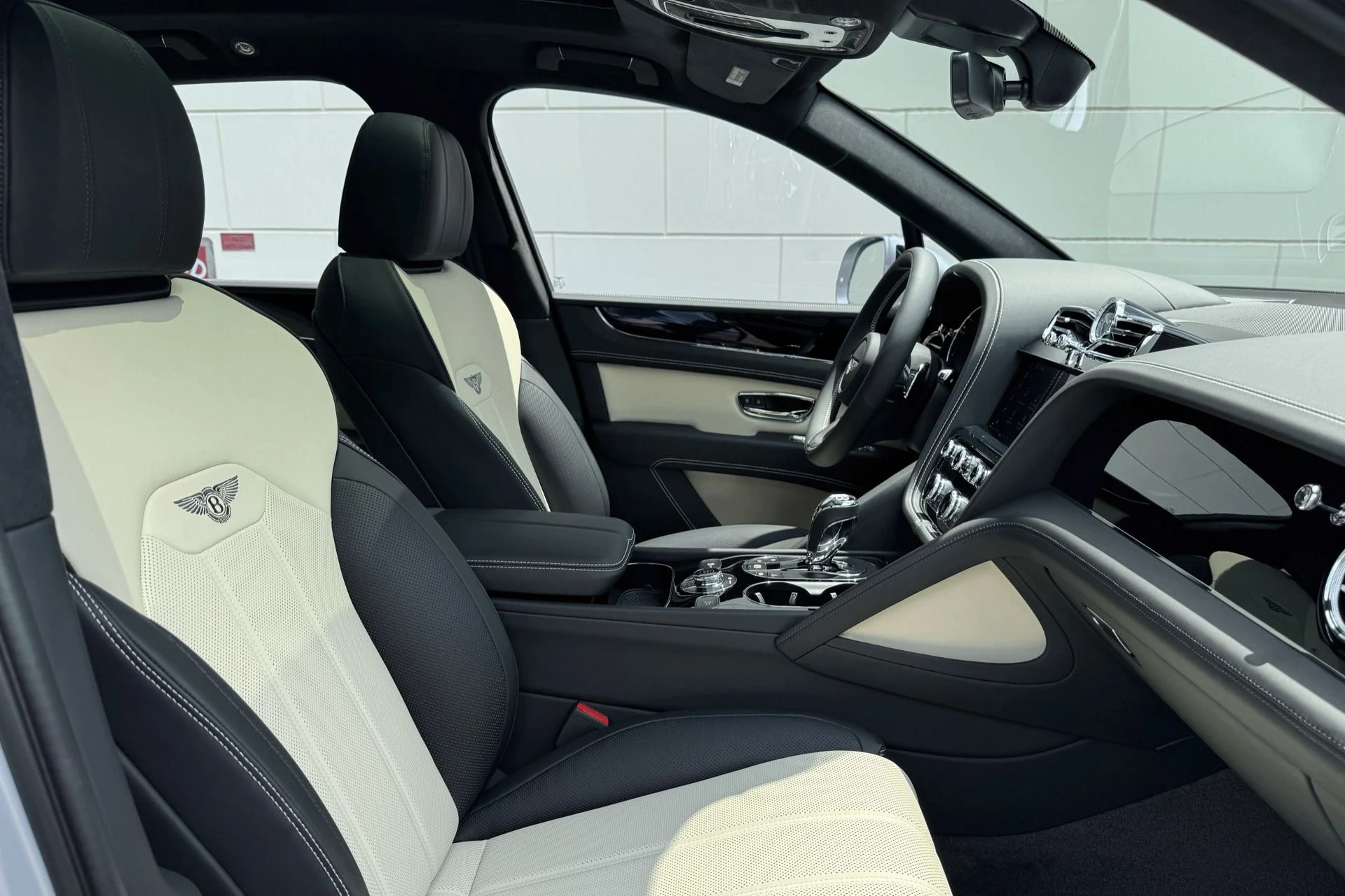 mph014_2300693262_New_2025_Bentley_Bentayga_V8_1757940189_fea4945297