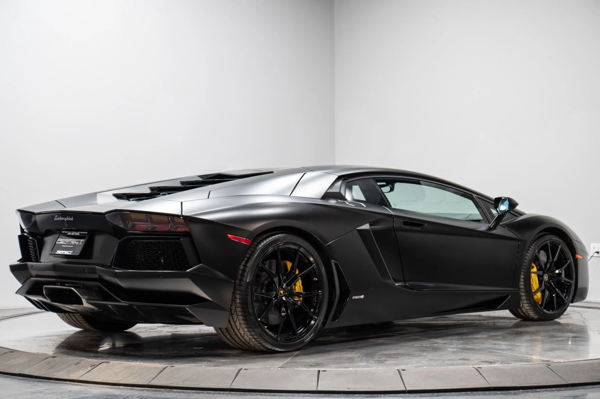mph014_2300937440_Used_2014_Lamborghini_Aventador_1769104446_f8f6bf7405