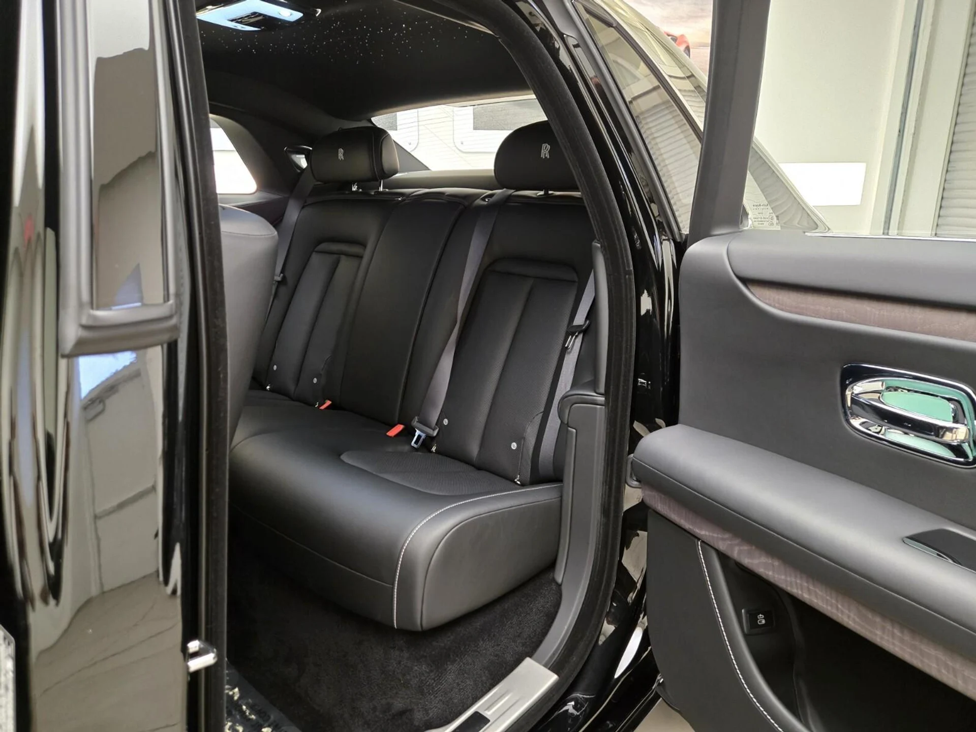 mph014_2327529575_Used_2025_Rolls_Royce_Ghost_1777356181_e7f89036fb