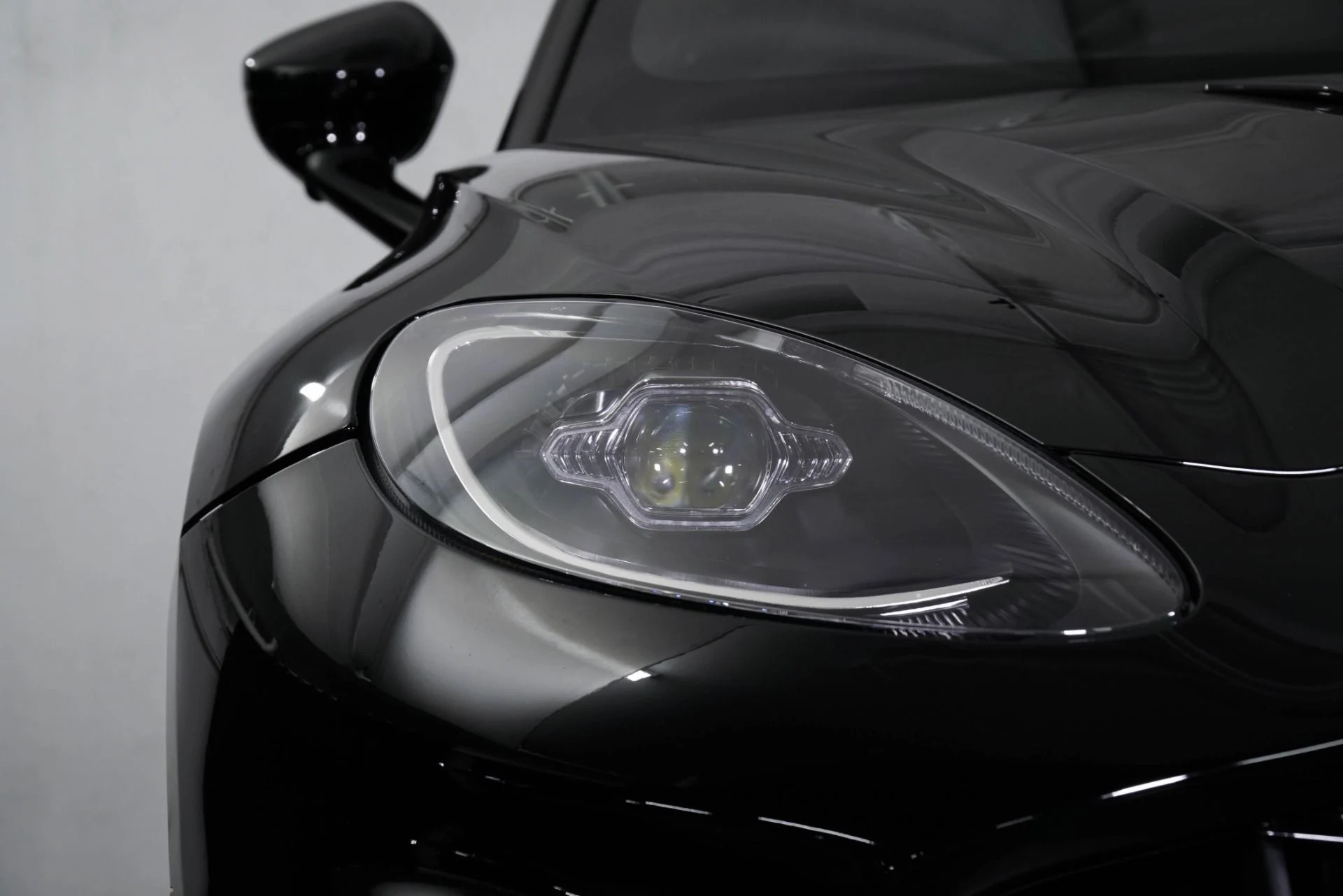 mph014_2330573310_New_2026_Aston_Martin_DBX_707_1765560873_e940bf5255