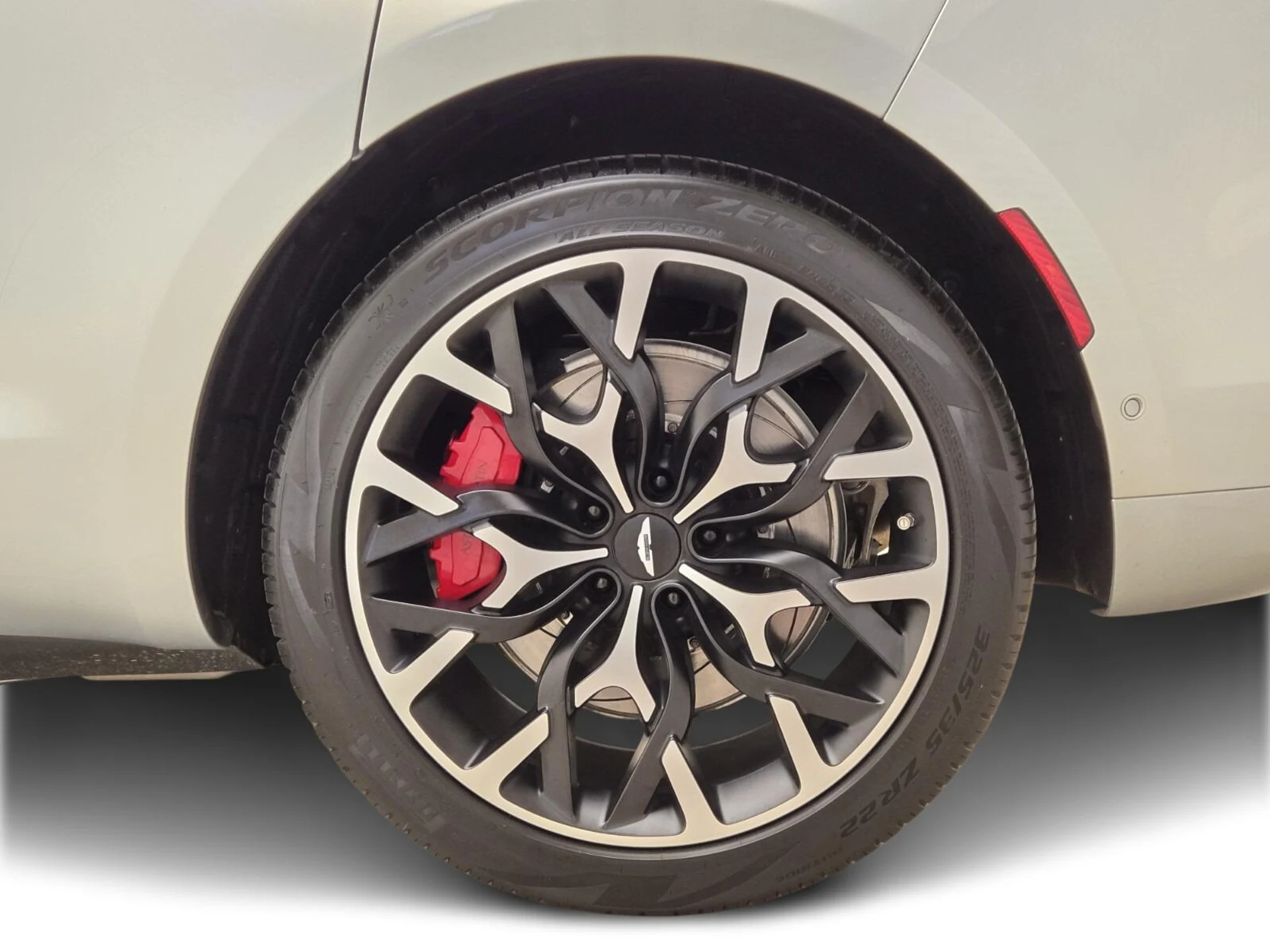 mph014_2368765049_Used_2024_Aston_Martin_DBX_1777355463_b004597bc1