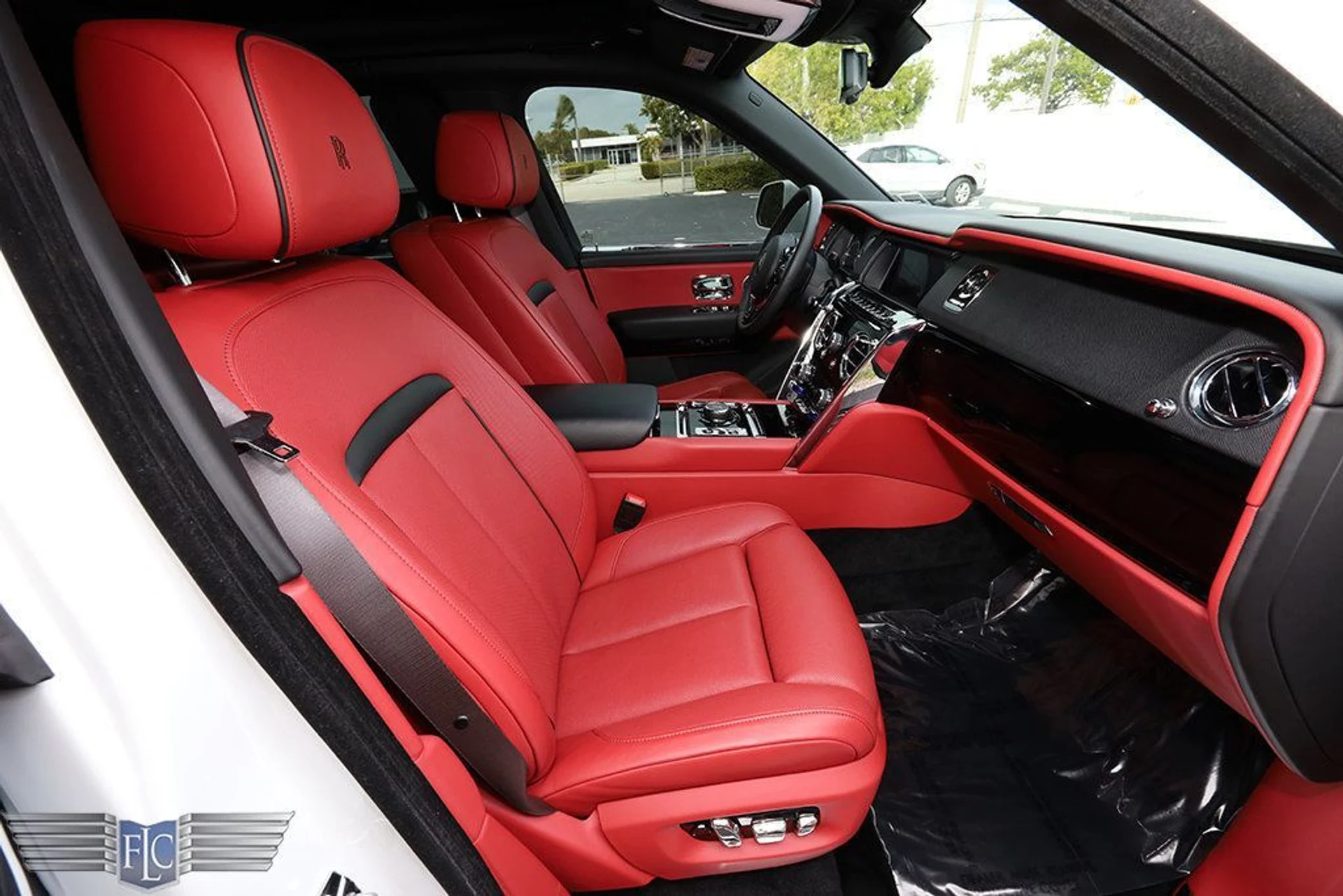 mph014_2373576635_used_2019_rolls_royce_cullinan_sportutility_6305_22963693_15_1024_fdec2bc4a3