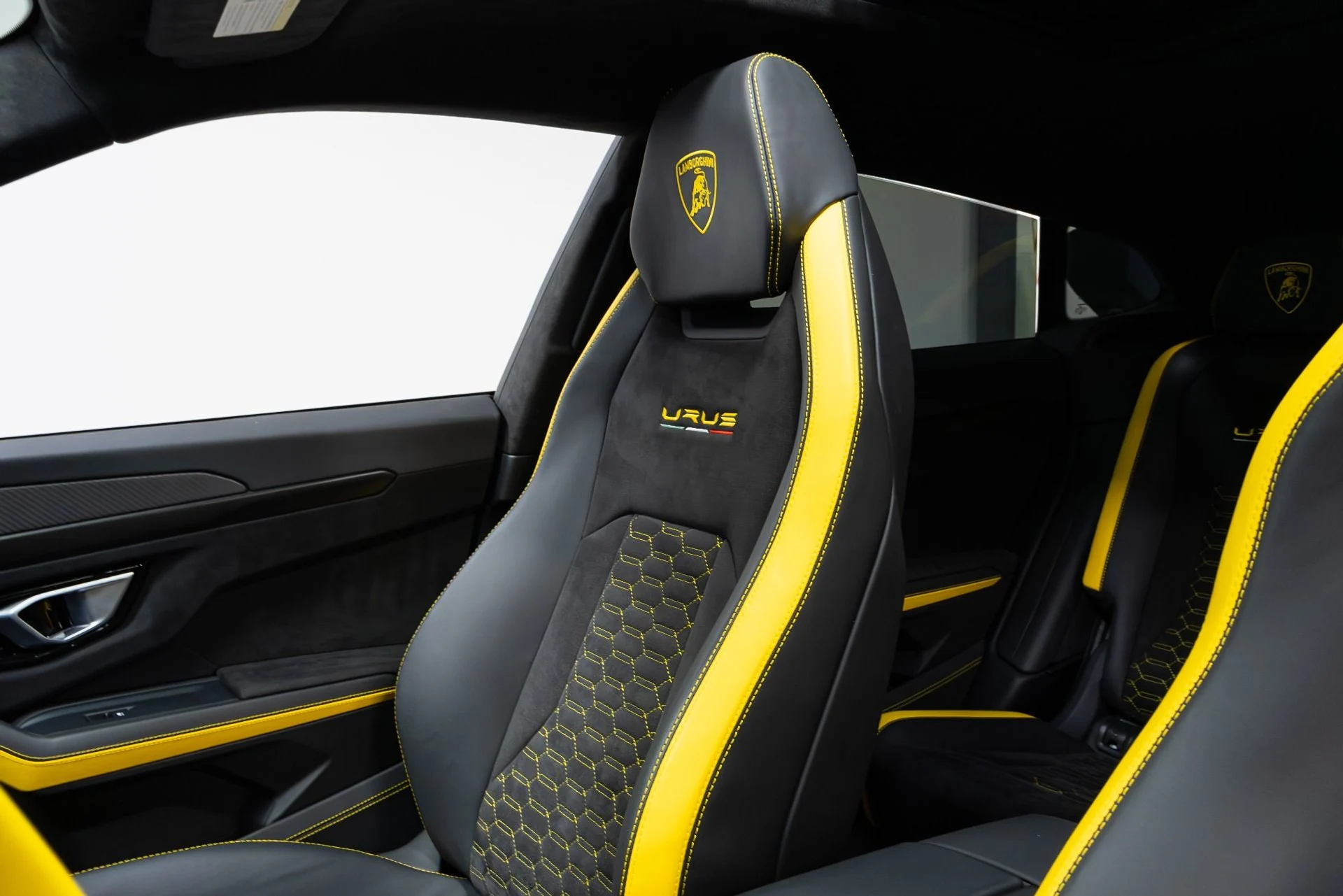 mph014_2379996882_Used_2022_Lamborghini_Urus_Graphite_Capsule_1775757245_365bf292e6