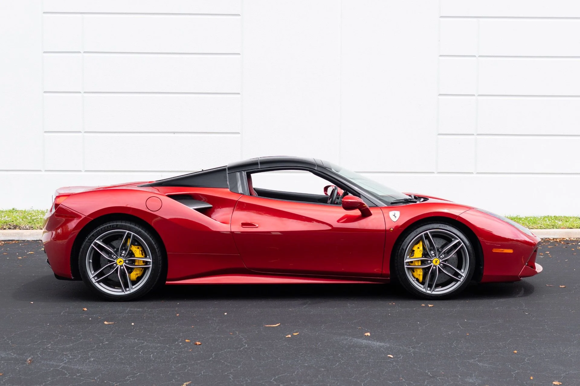 mph014_2383439270_Used_2019_Ferrari_488_Spider_1775191452_4cb7aff8f1