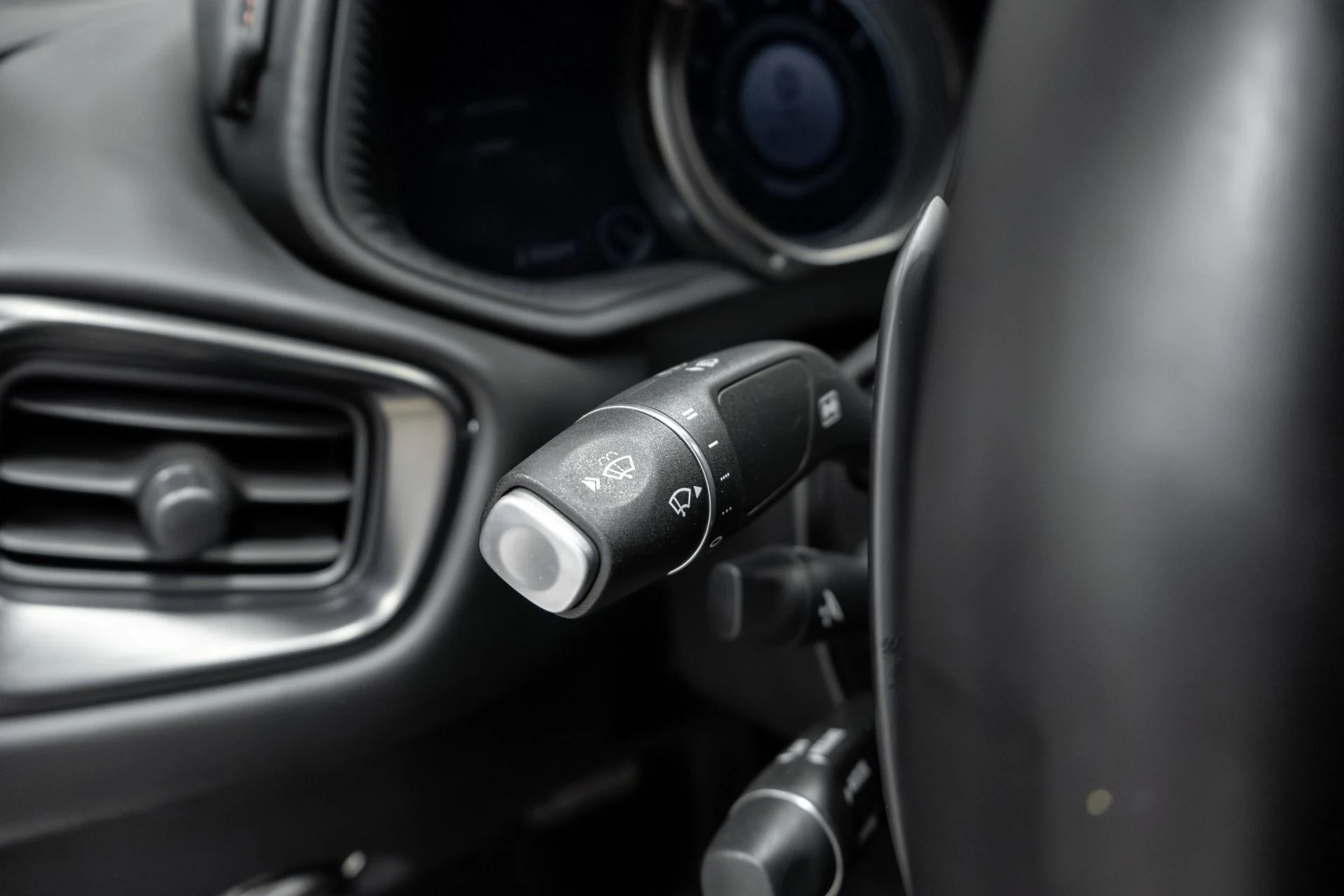mph014_2402695290_Used_2018_Aston_Martin_DB_11_1761056819_2950974b60