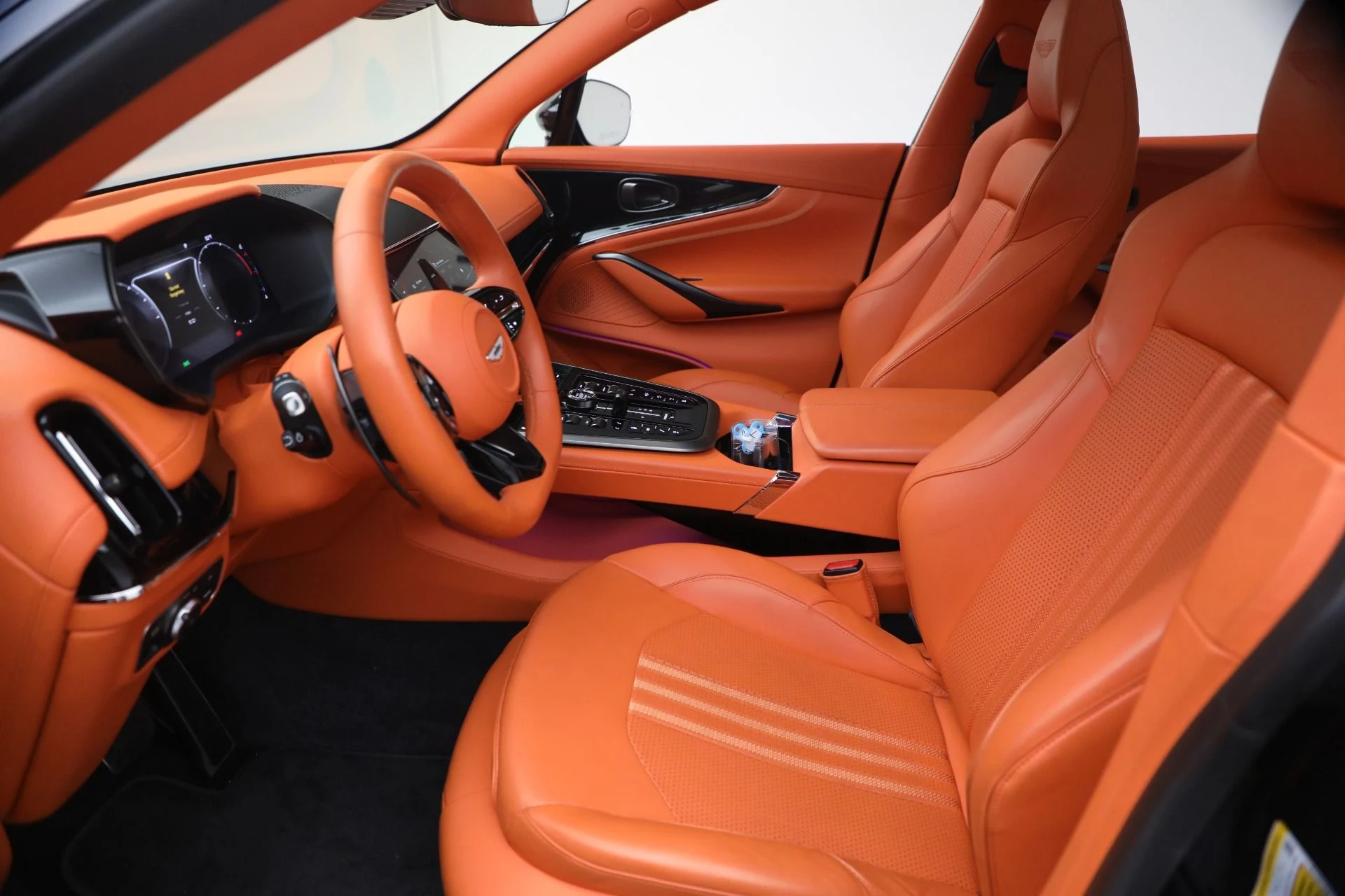 mph014_2406326438_Used_2025_Aston_Martin_DBX_707_1788625019_1a9167febd