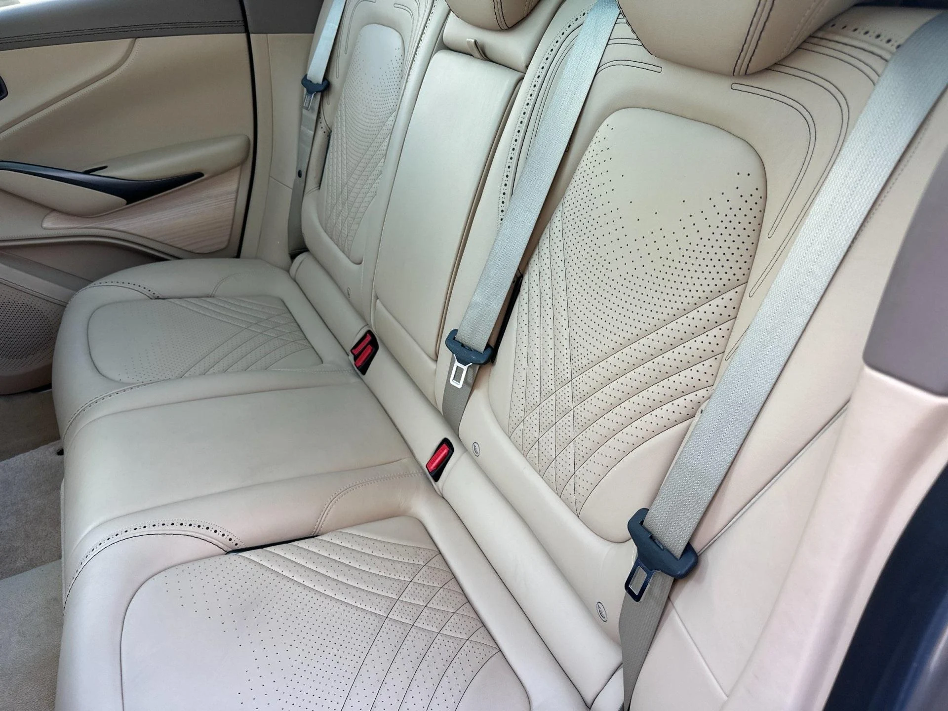 mph014_2407900045_Used_2021_Aston_Martin_DBX_1758724415_36335925d8