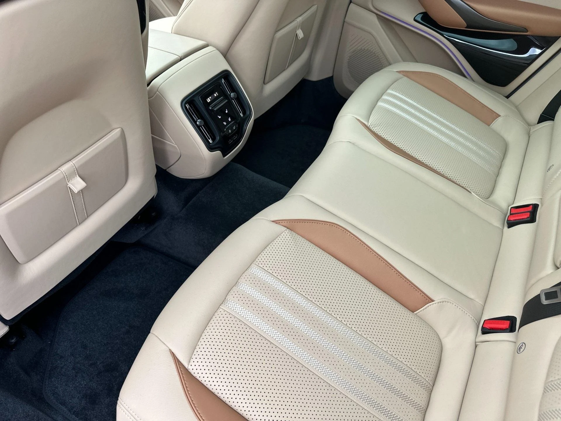 mph014_2414268611_New_2025_Aston_Martin_DBX_707_1759500533_ee1eba0ae9