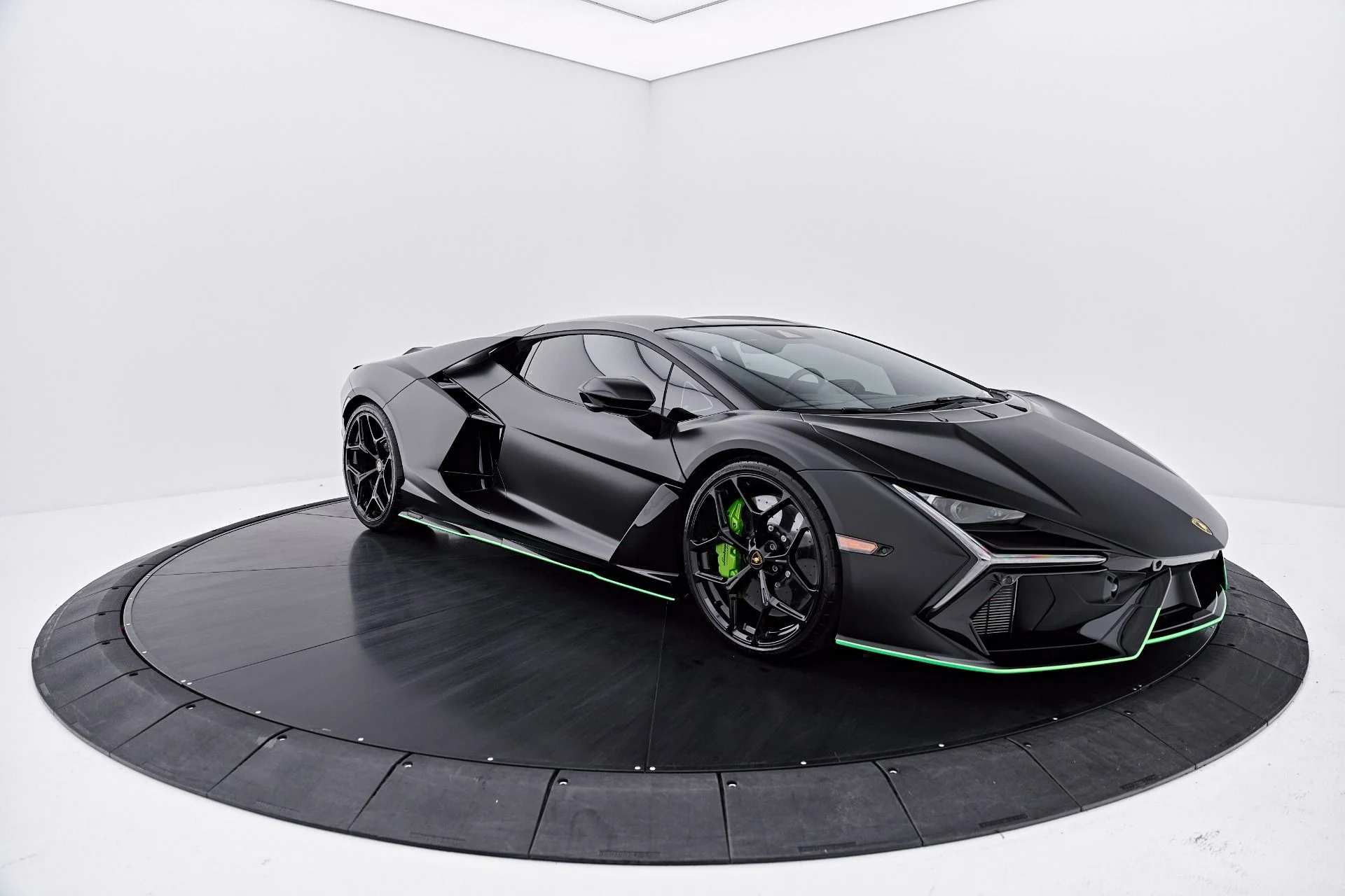 mph014_2420173777_Used_2024_Lamborghini_Revuelto_Base_1788040917_9138a7b0ea