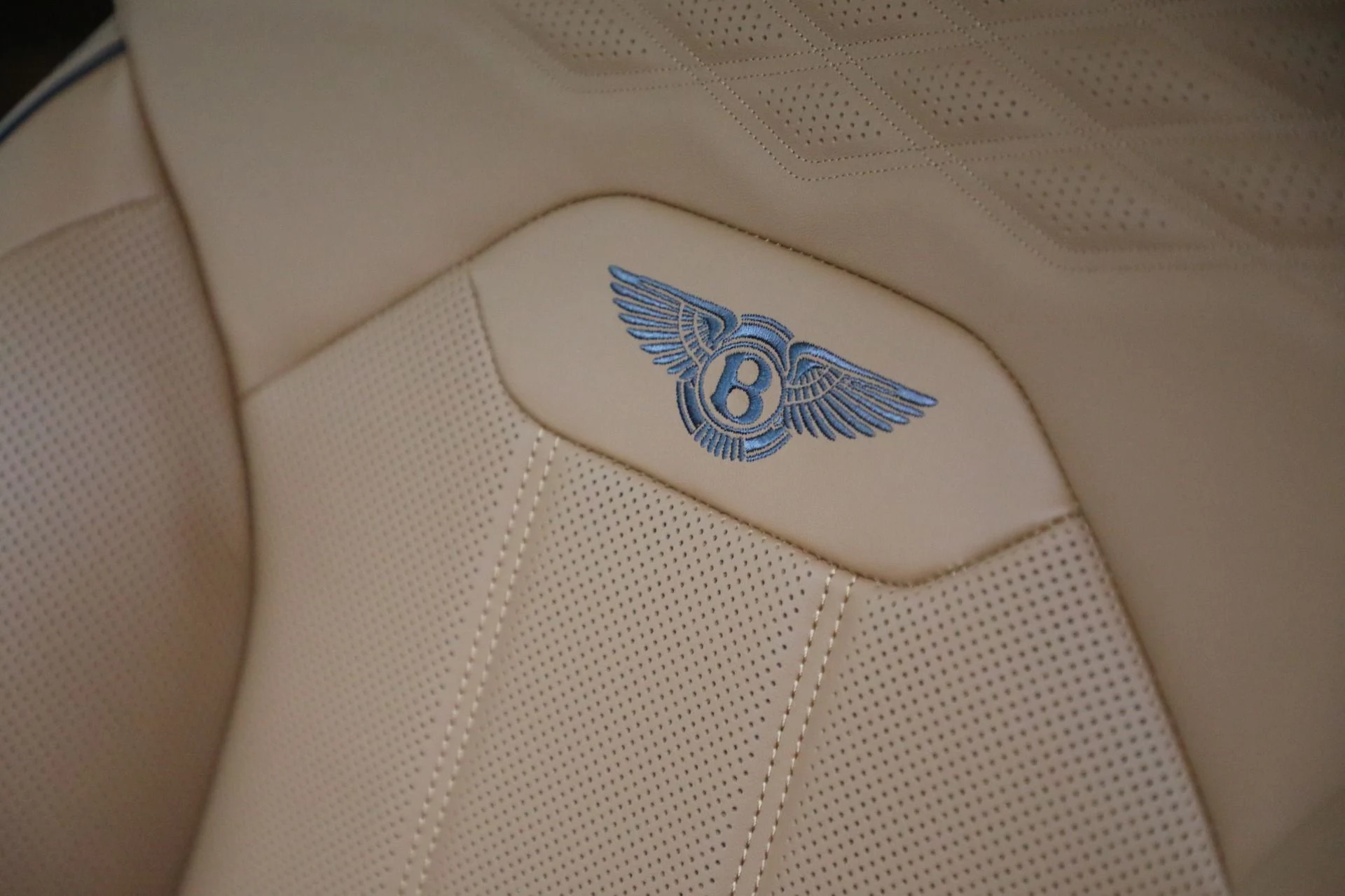 mph014_2430732399_New_2025_Bentley_Bentayga_Azure_V8_1762363264_c877b0711c