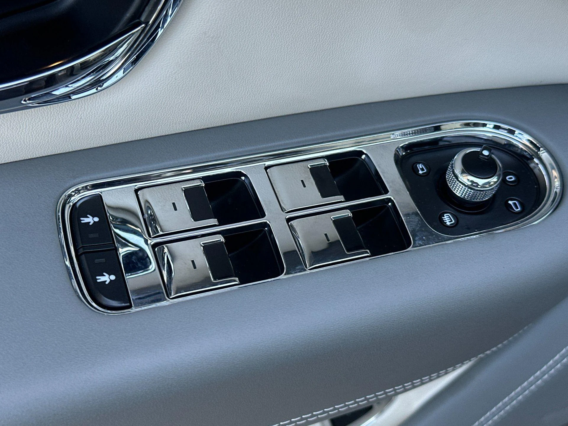 mph014_2431008189_Used_2025_Bentley_Bentayga_S_1789555721_1aa646a0ca