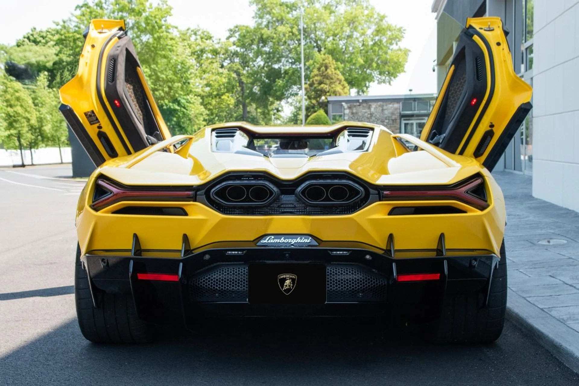 mph014_2447261377_Used_2024_Lamborghini_Revuelto_1740383899_02eec10c58