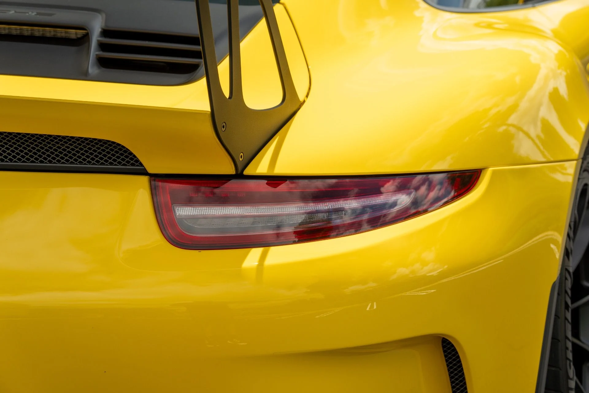 mph014_2448336099_Used_2016_Porsche_911_GT_3_RS_1759258401_414aada47f