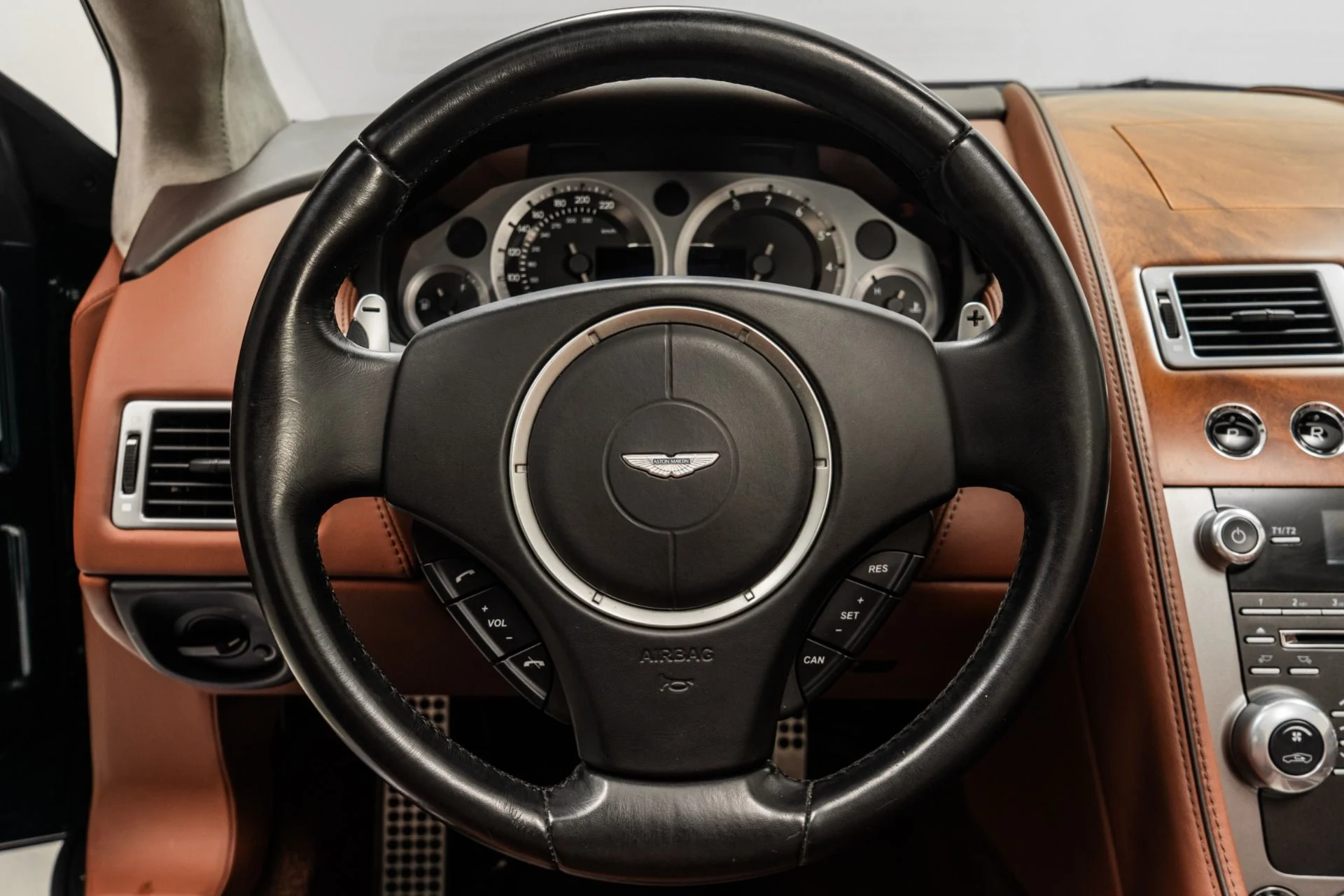 mph014_2457893760_Used_2015_Aston_Martin_DB_9_Volante_1759413390_0ce76e6c9c