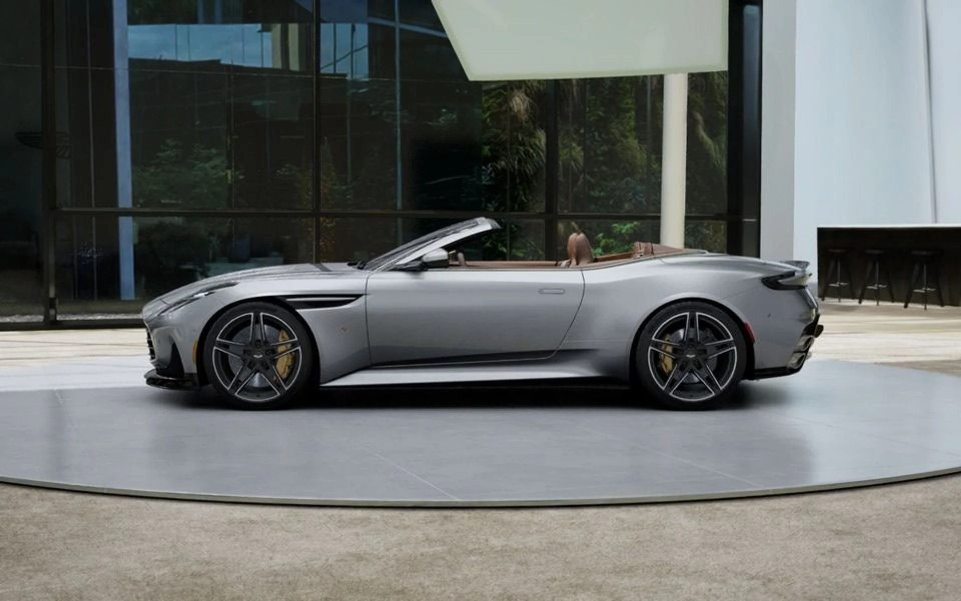mph014_2465137348_New_2027_Aston_Martin_DB_12_S_Volante_In_Transit_6f2d69382d