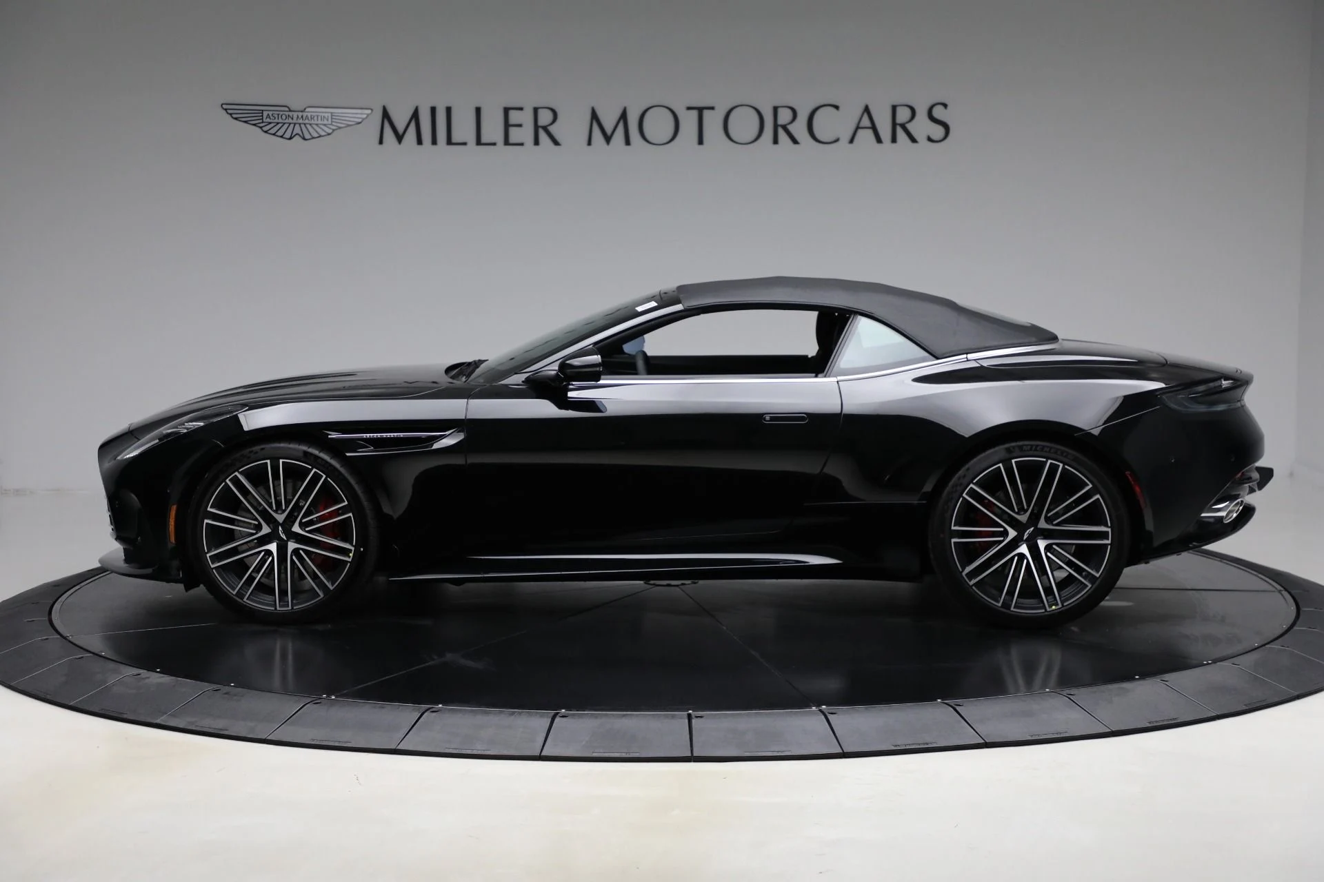 mph014_2475011508_New_2025_Aston_Martin_DB_12_Volante_37ebd9f479
