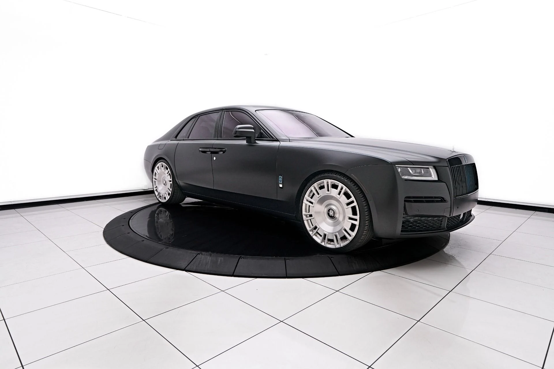 mph014_2486600197_Used_2024_Rolls_Royce_Ghost_Base_1755131984_adab3f7127