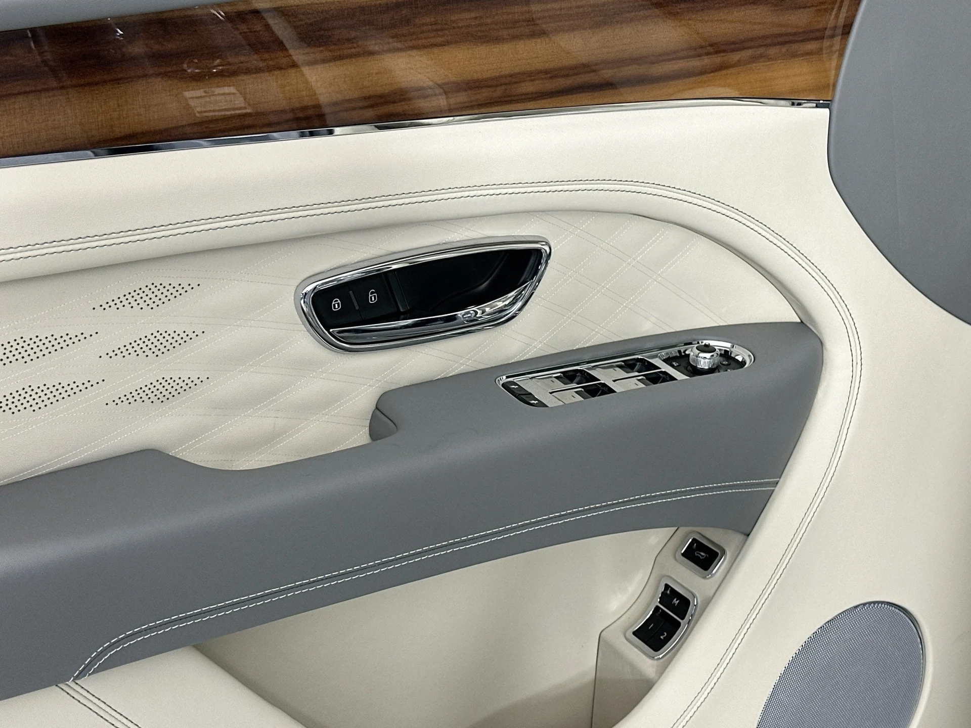 mph014_2489623342_15_3dbb8a7dda