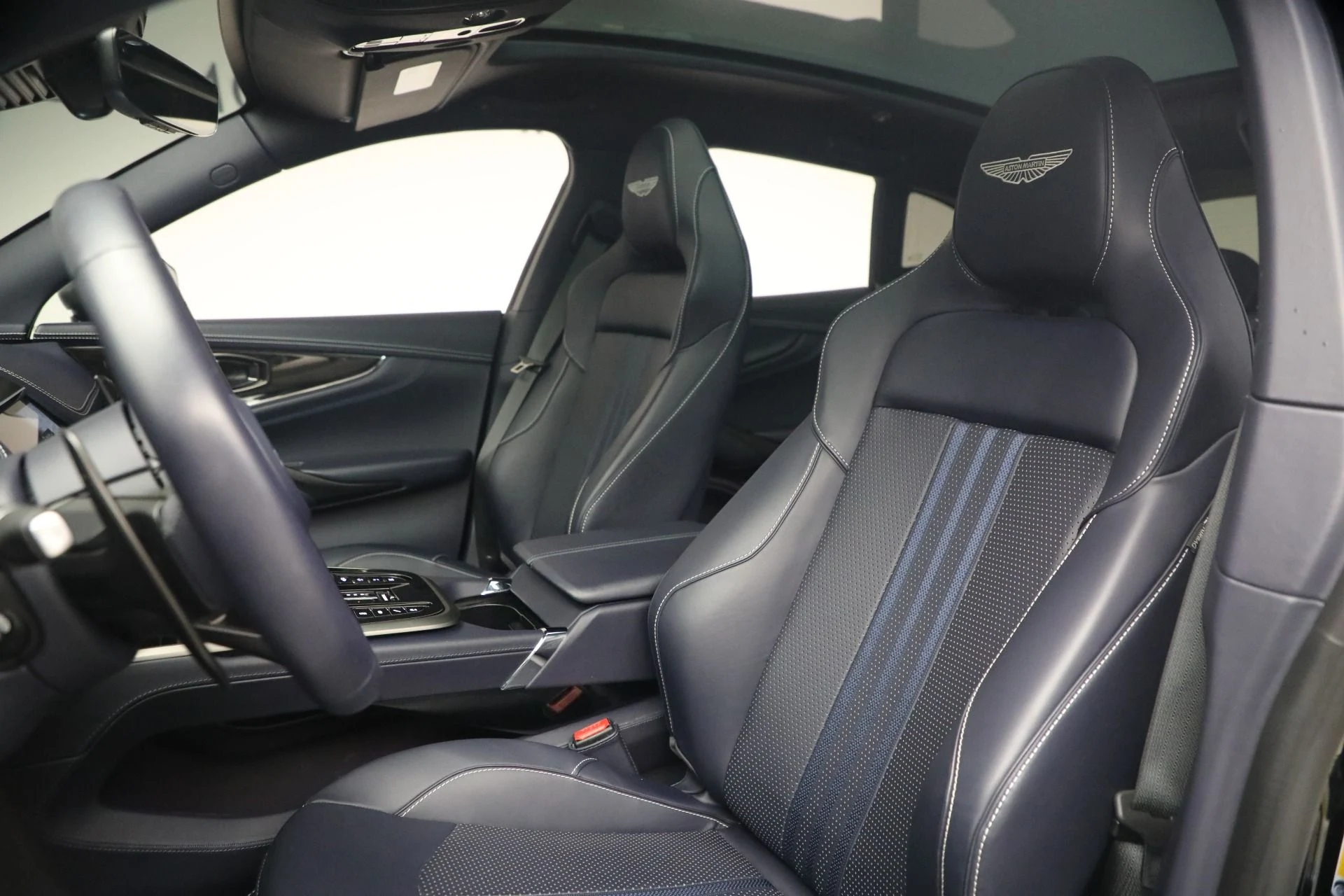 mph014_2507949168_Used_2025_Aston_Martin_DBX_707_1782252692_0a971e7dbf