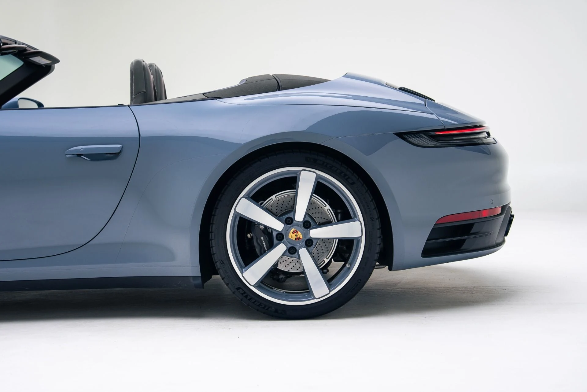 mph014_2509429348_Used_2024_Porsche_911_Carrera_1765496853_a4091aa63d