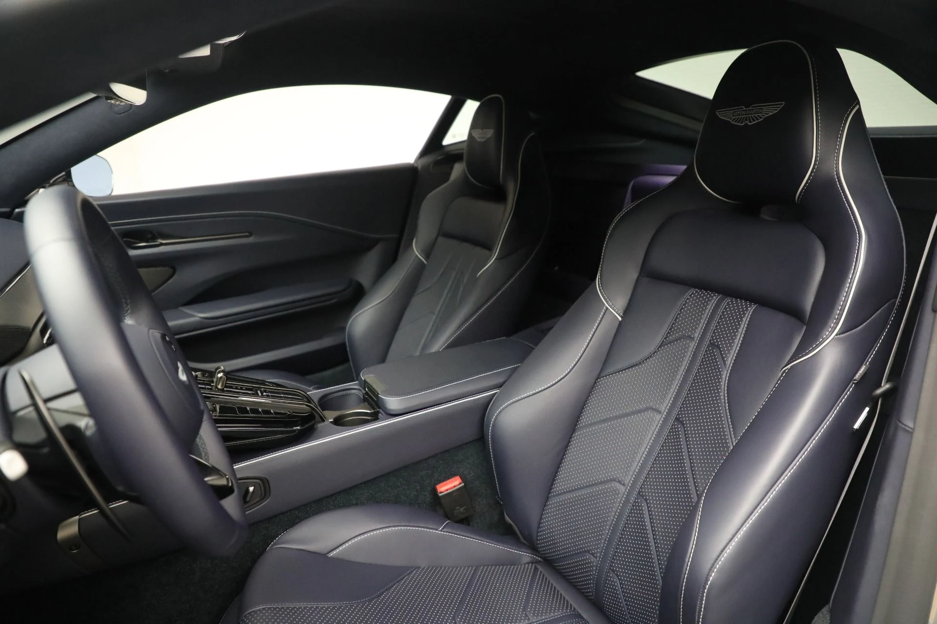 mph014_2516708504_New_2025_Aston_Martin_Vantage_5f93432e82
