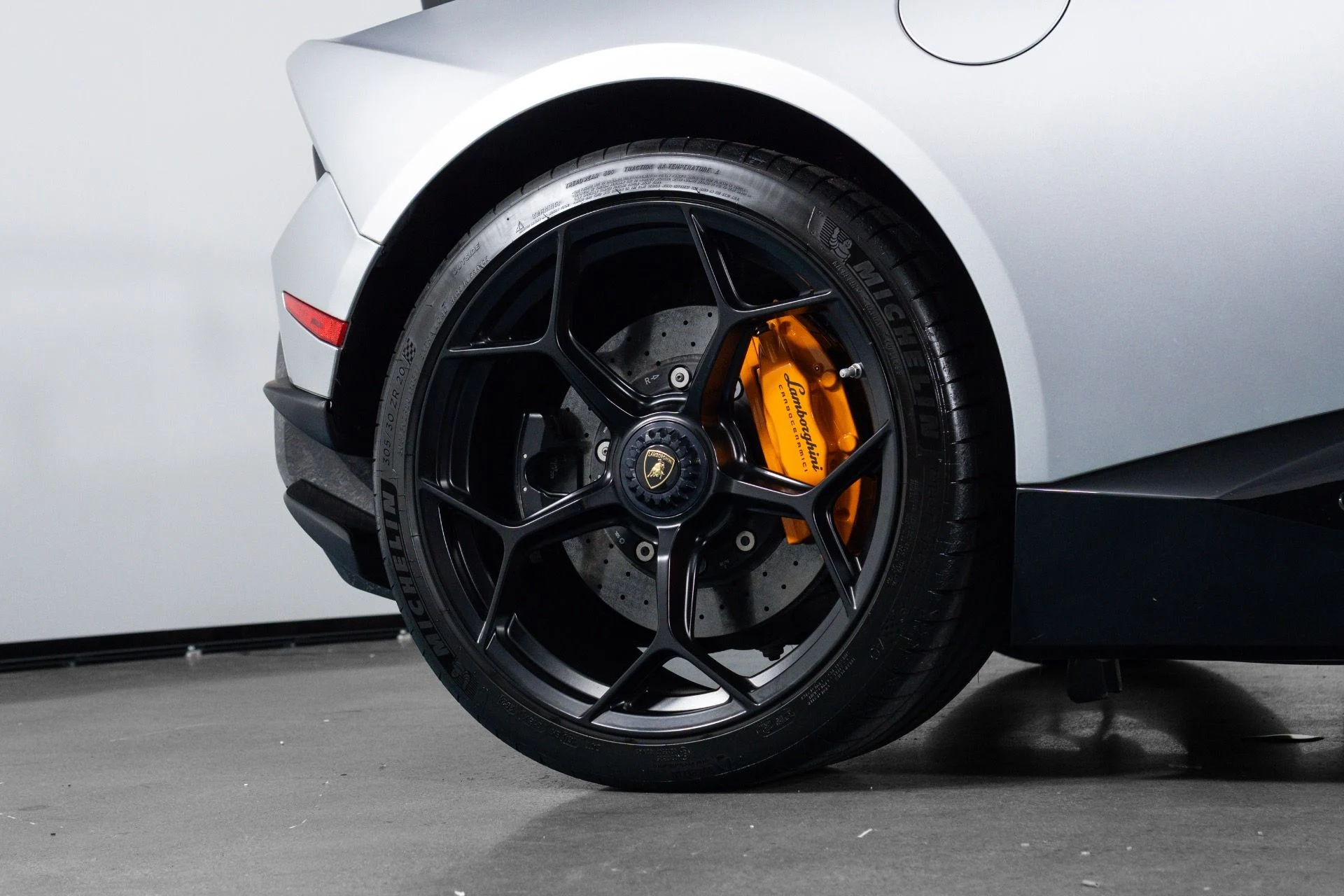 mph014_2522054611_Used_2018_Lamborghini_Huracan_Performante_Spyder_1781732323_b9ee698b54