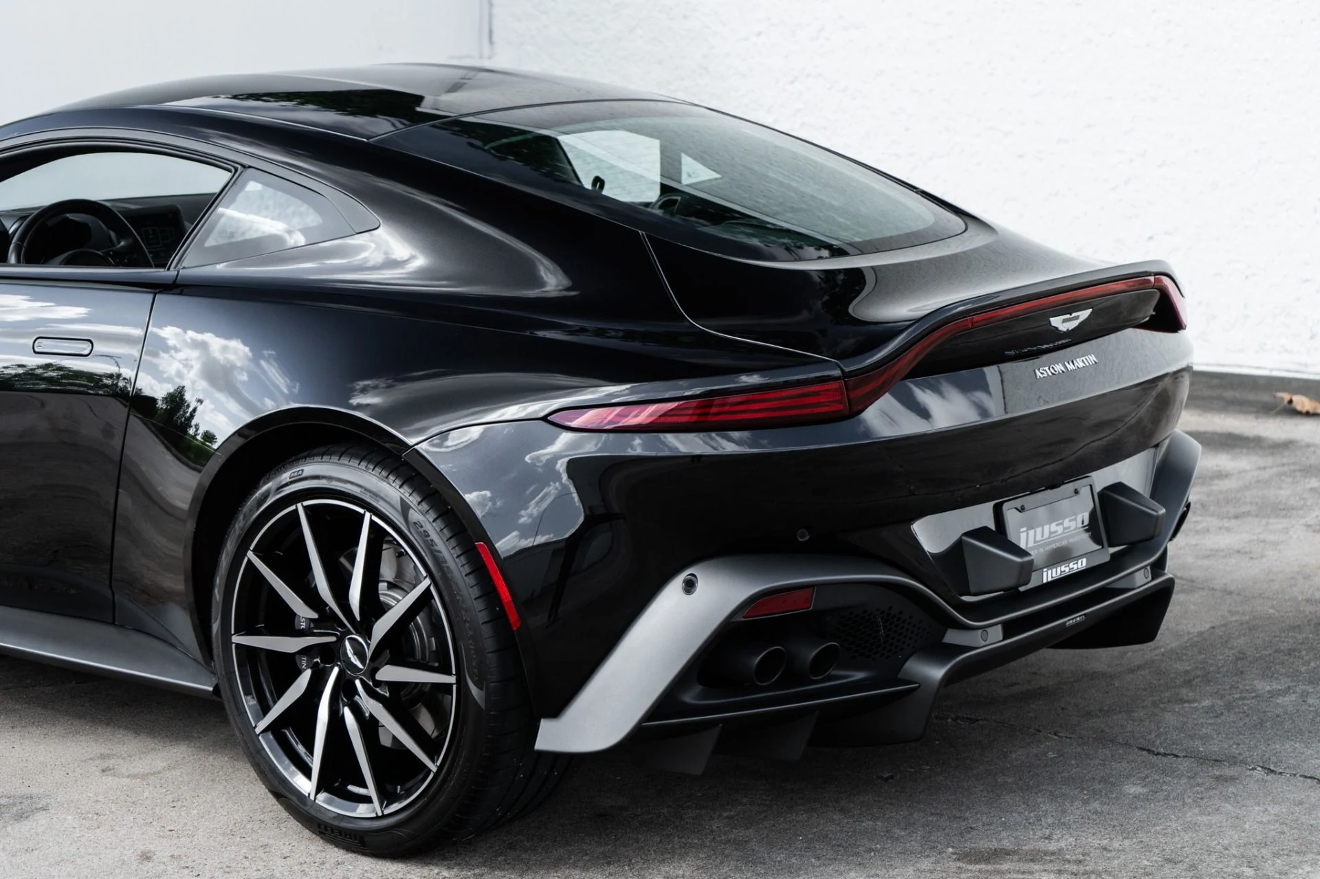 mph014_2522460780_Used_2019_Aston_Martin_Vantage_1789496200_282fb5586b