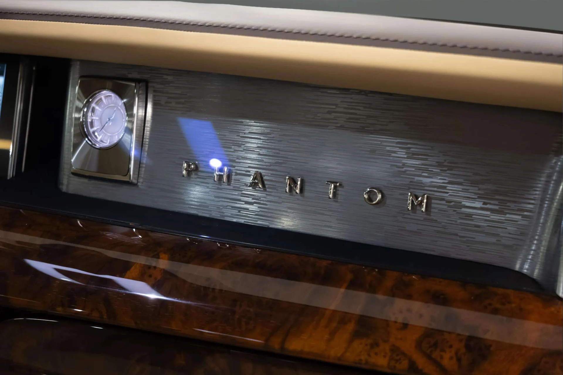 mph014_2544159009_f9b044bb_7848_4cc5_a3ff_41e3b37abd53_201920_Rolls_Royce20_Phantom2028_SCA_687_S59_KU_10466929_14_4981a73a72