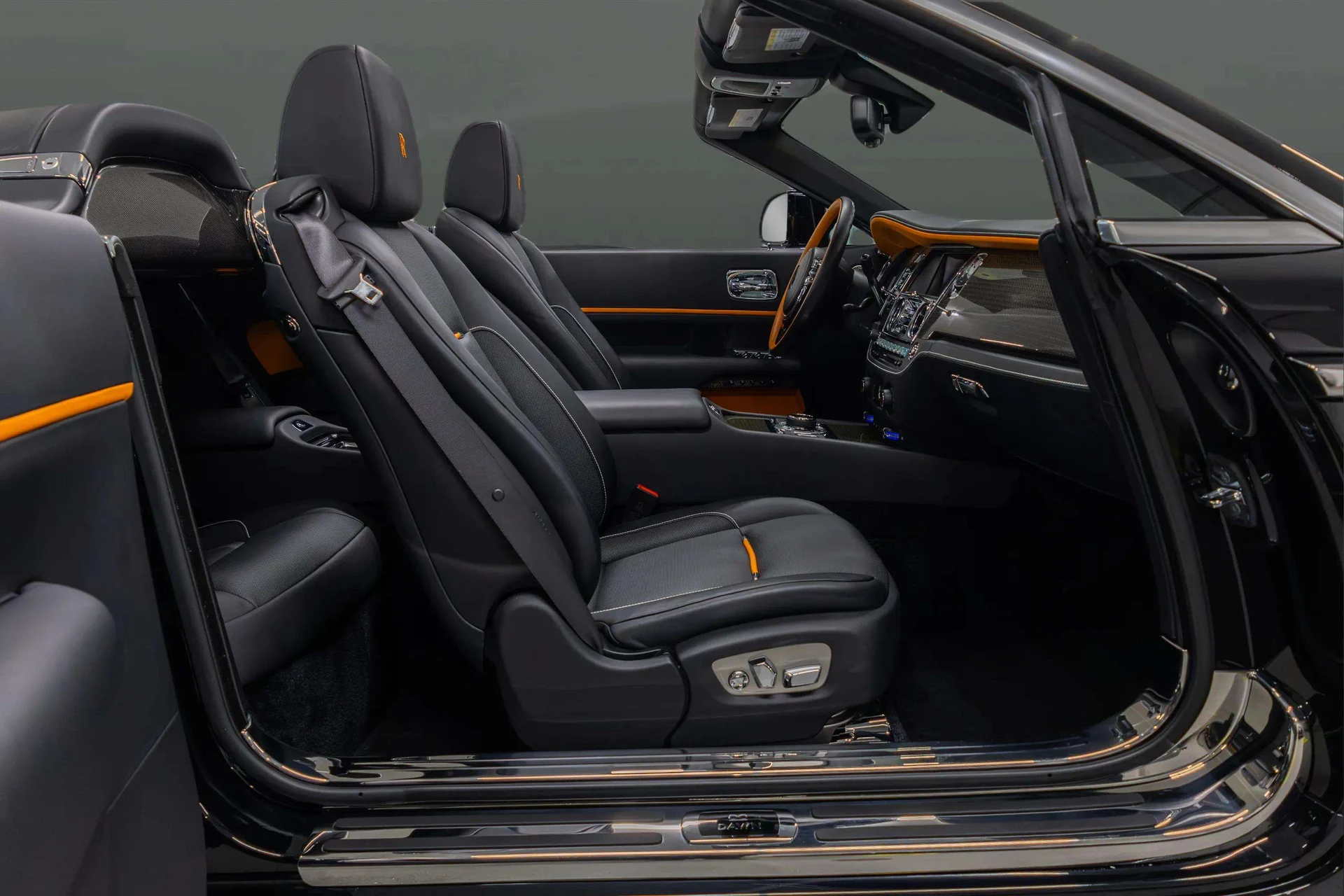 mph014_2560449840_9b82dc85_6f93_4f85_9006_955d2e154869_201920_Rolls_Royce20_Black20_Badge20_Dawn2028_SCA_666_D55_KU_11584429_14_124a65199e