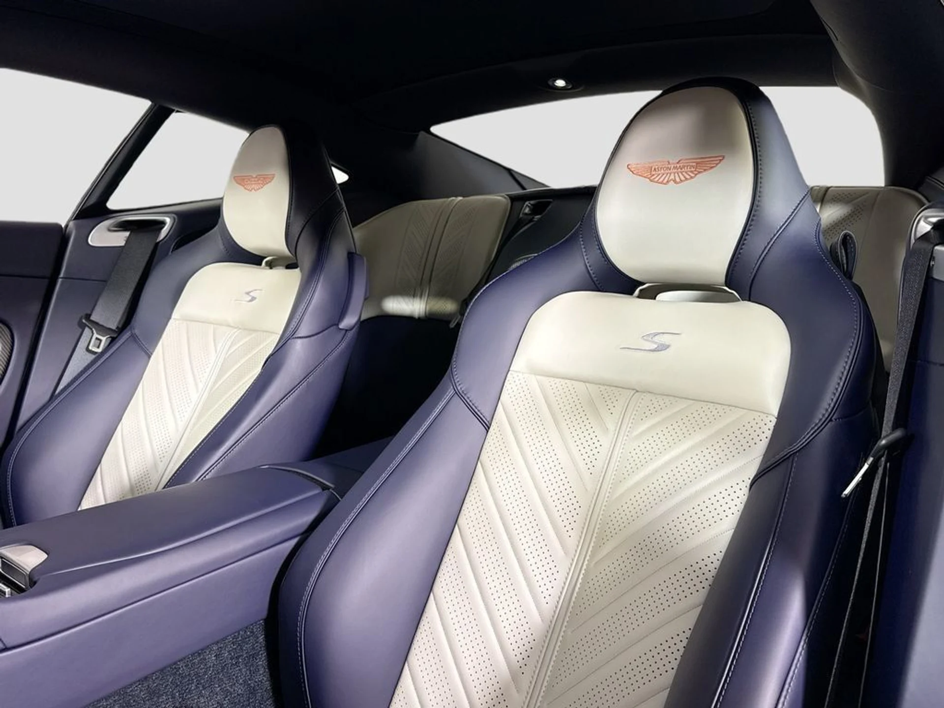mph014_2572638454_new_2026_aston_martin_db12_11350_23038289_15_1024_5aaa03f060