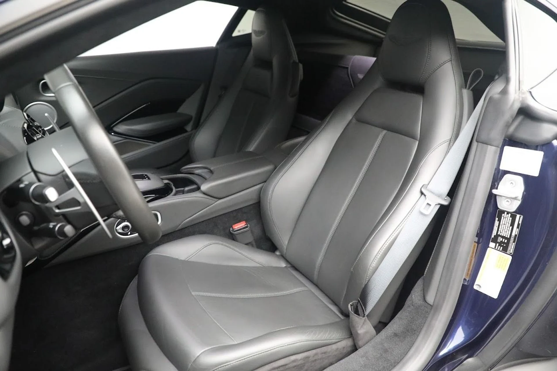 mph014_2578147445_Used_2020_Aston_Martin_Vantage_1642280787_c5d18b013a