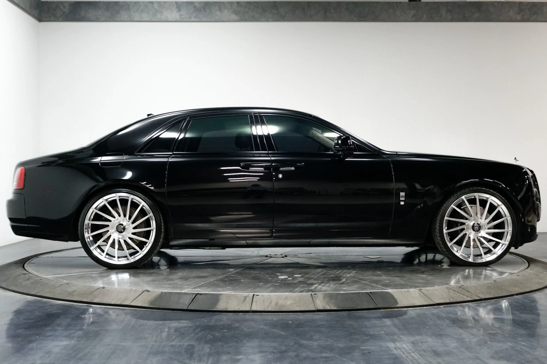 mph014_2595069031_Used_2015_Rolls_Royce_Ghost_Base_1760537897_ee9e052b40