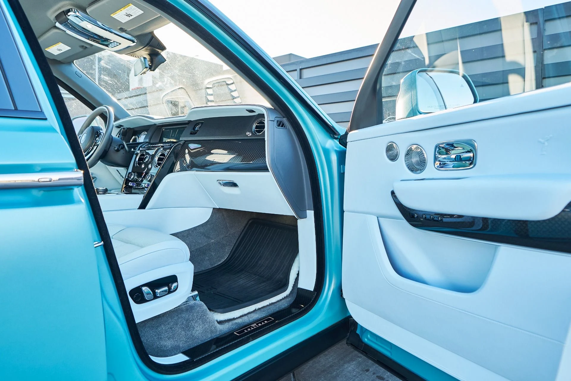 mph014_2596836098_Used_2022_Rolls_Royce_Cullinan_Black_Badge_1765410986_9f3fc477af