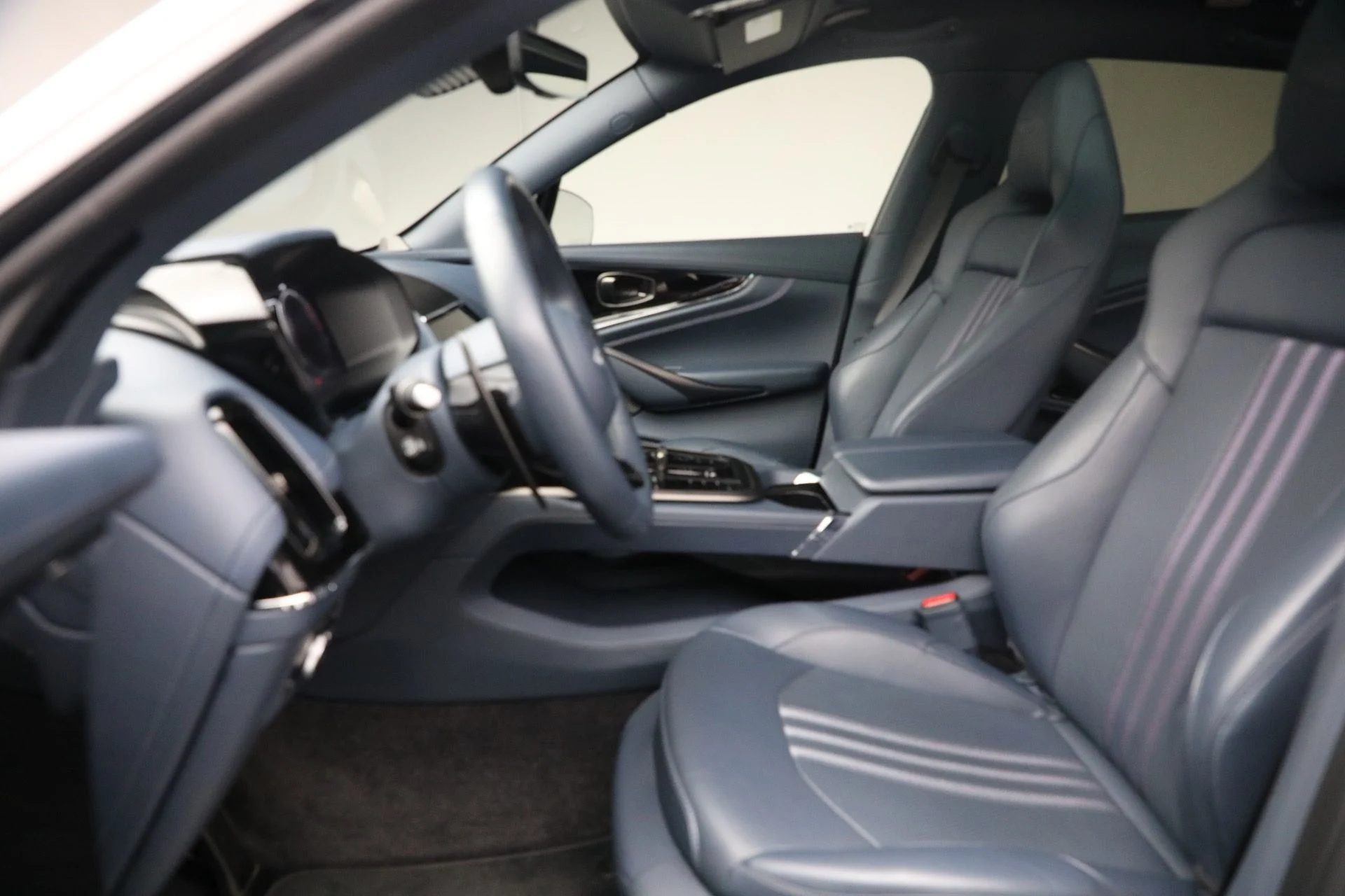 mph014_2598231769_New_2025_Aston_Martin_DBX_707_1762018678_340627e0e5