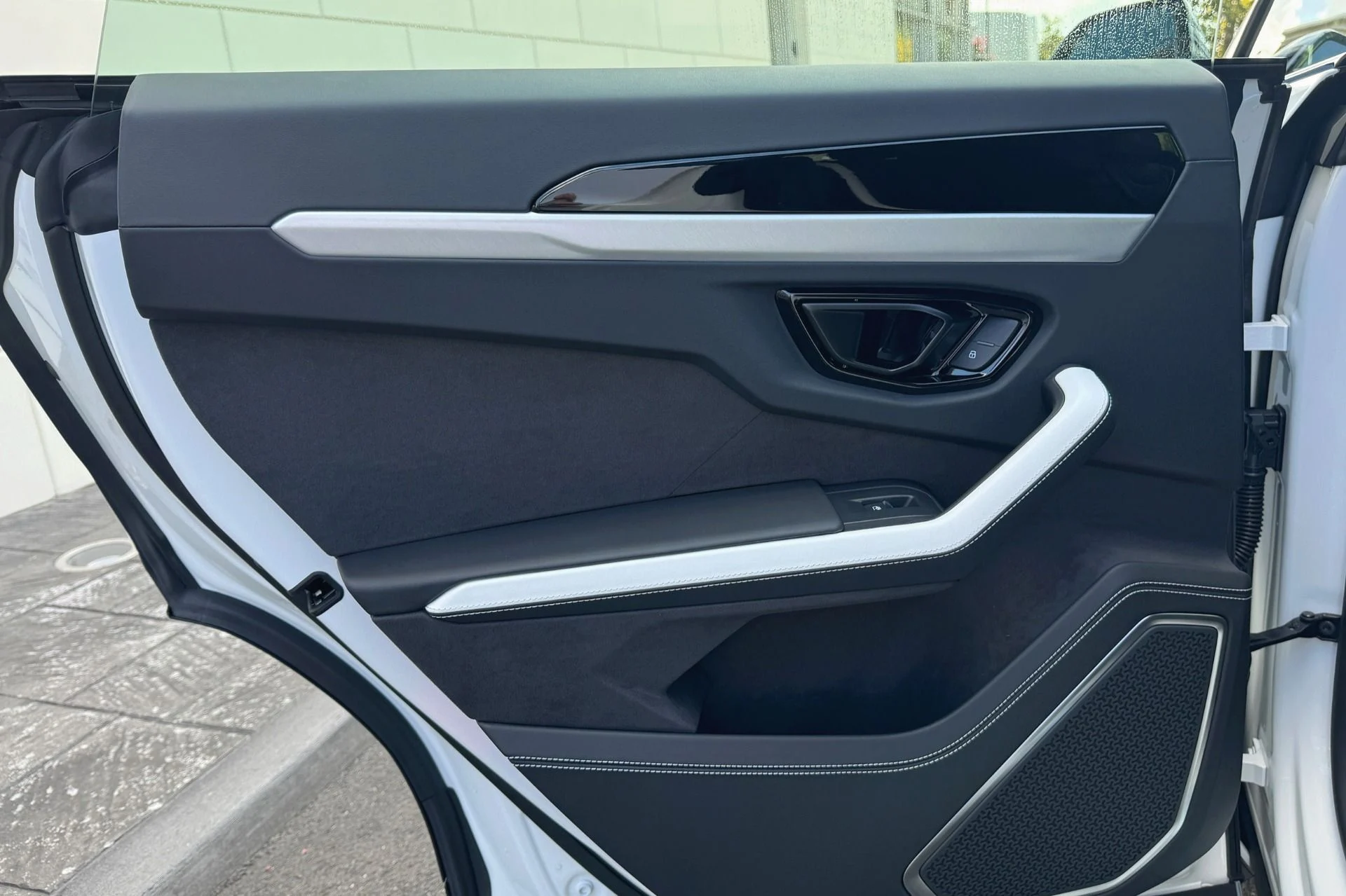 mph014_2616881882_Used_2025_Lamborghini_Urus_SE_1756989701_3e429d587c