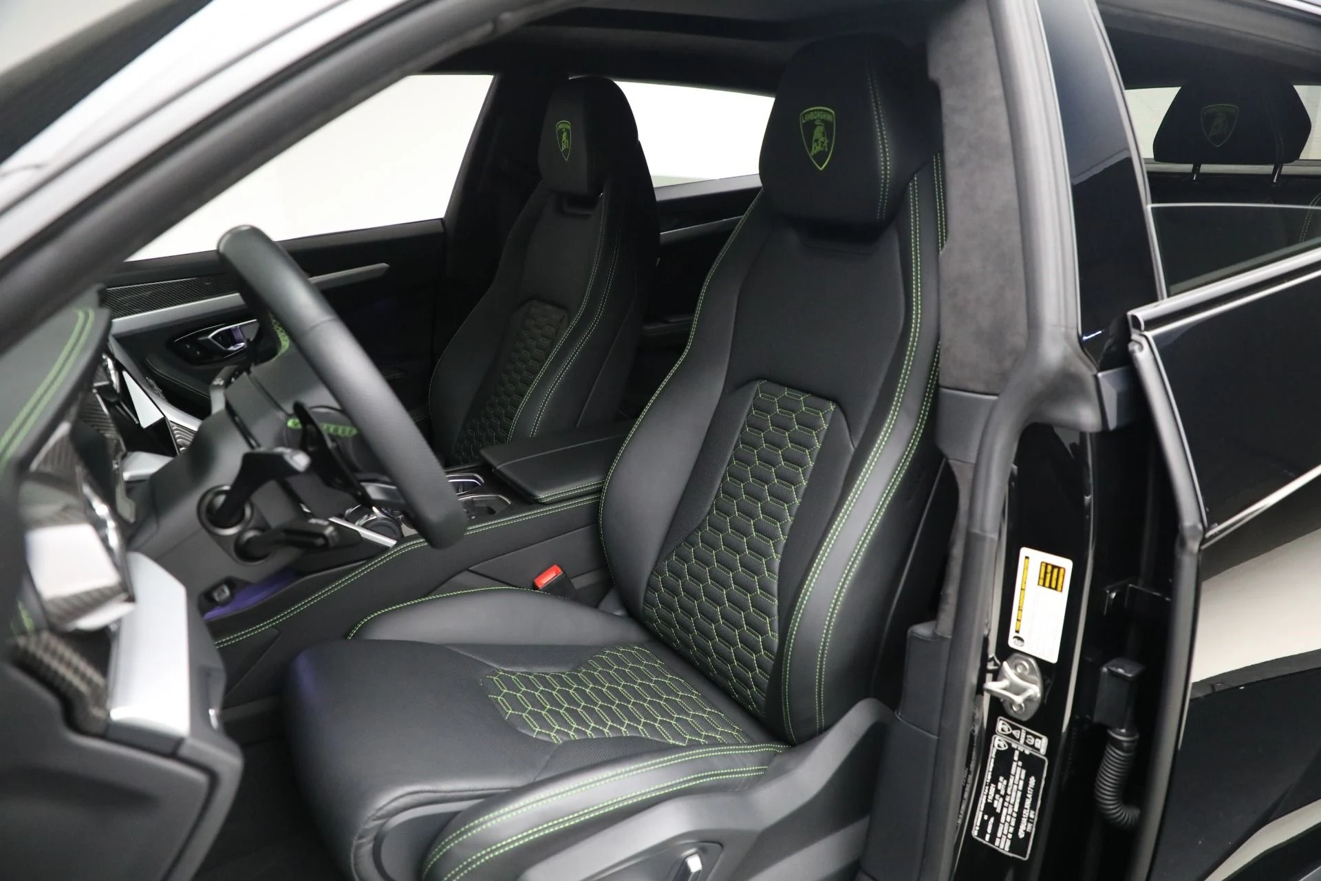 mph014_2647264607_Used_2022_Lamborghini_Urus_1761597990_1f39fb7a81