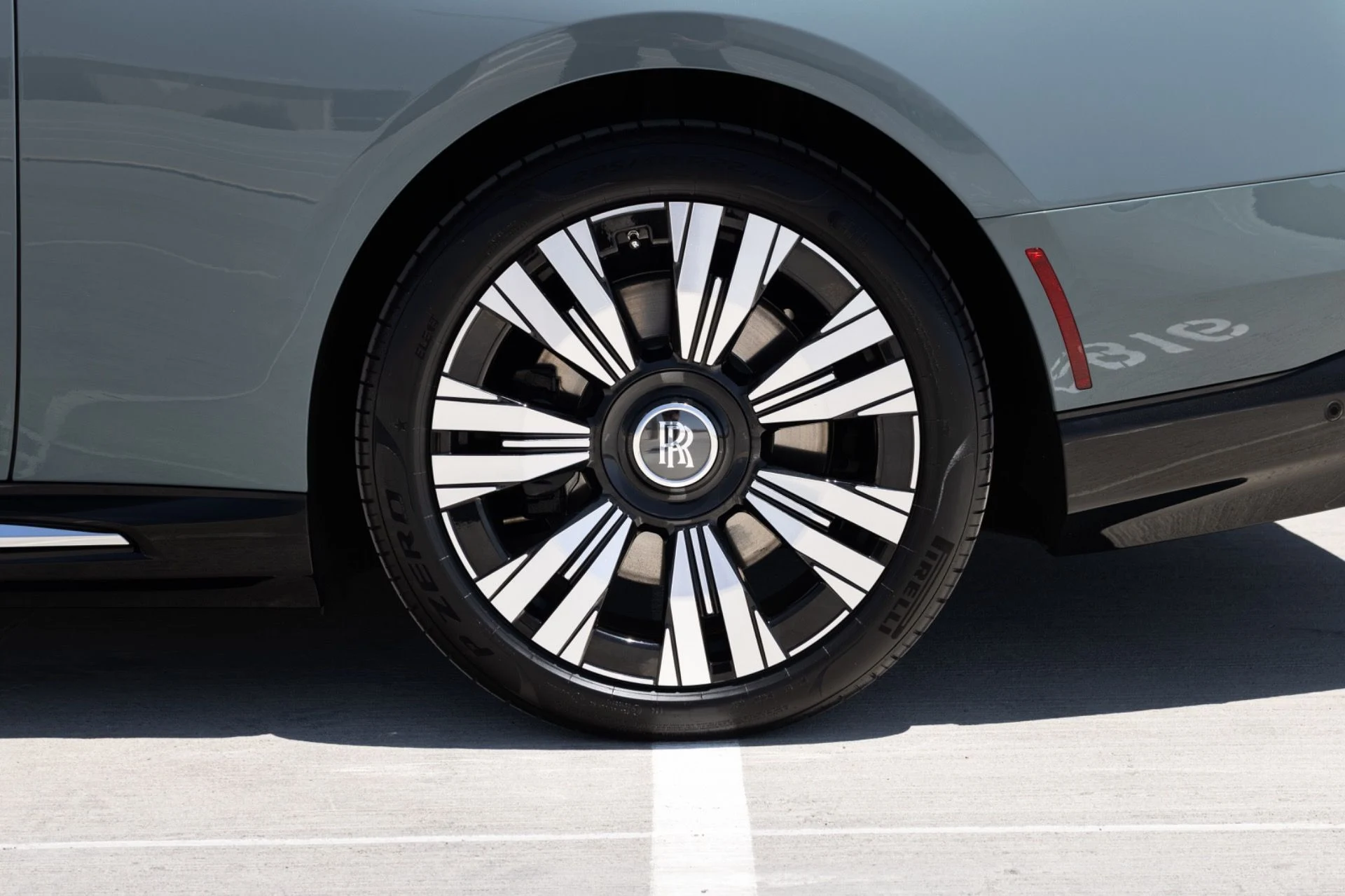 mph014_264788066_Used_2024_Rolls_Royce_Spectre_1778197946_988408ff8f