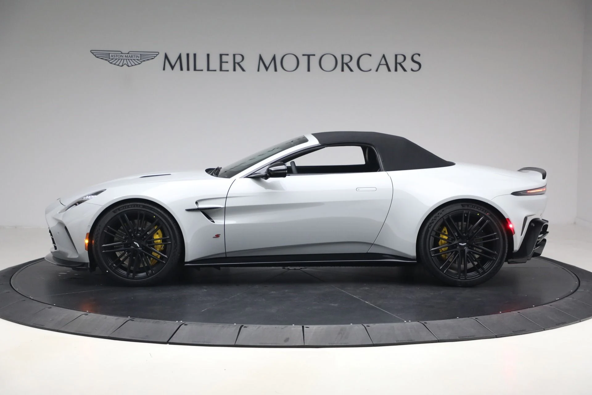 mph014_2663852695_New_2026_Aston_Martin_Vantage_S_Roadster_1776800186_94d9531241