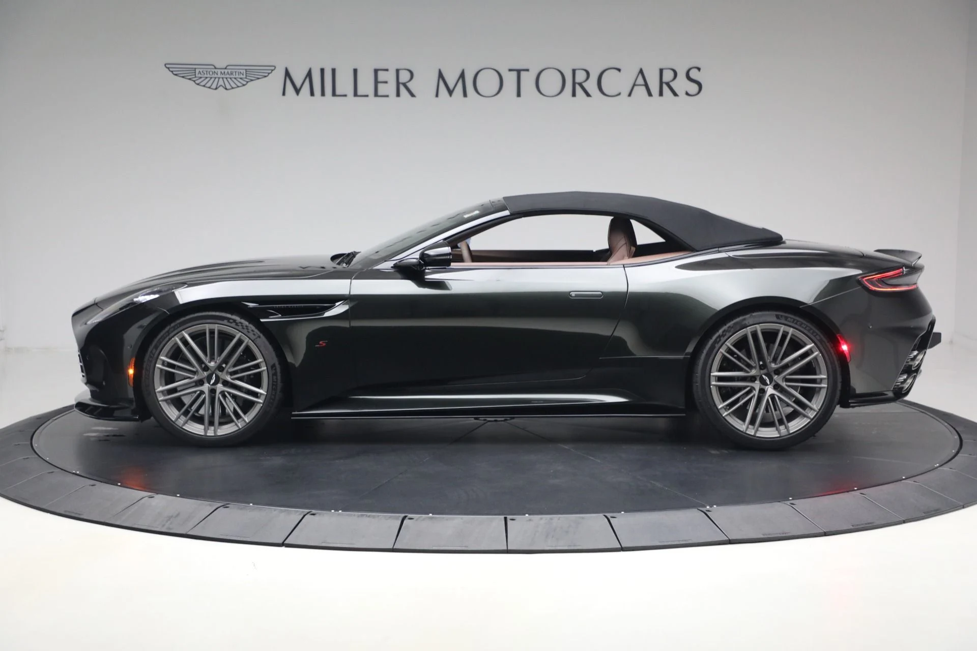 mph014_2676947835_New_2026_Aston_Martin_DB_12_S_Volante_1787328919_a0e4fd372b
