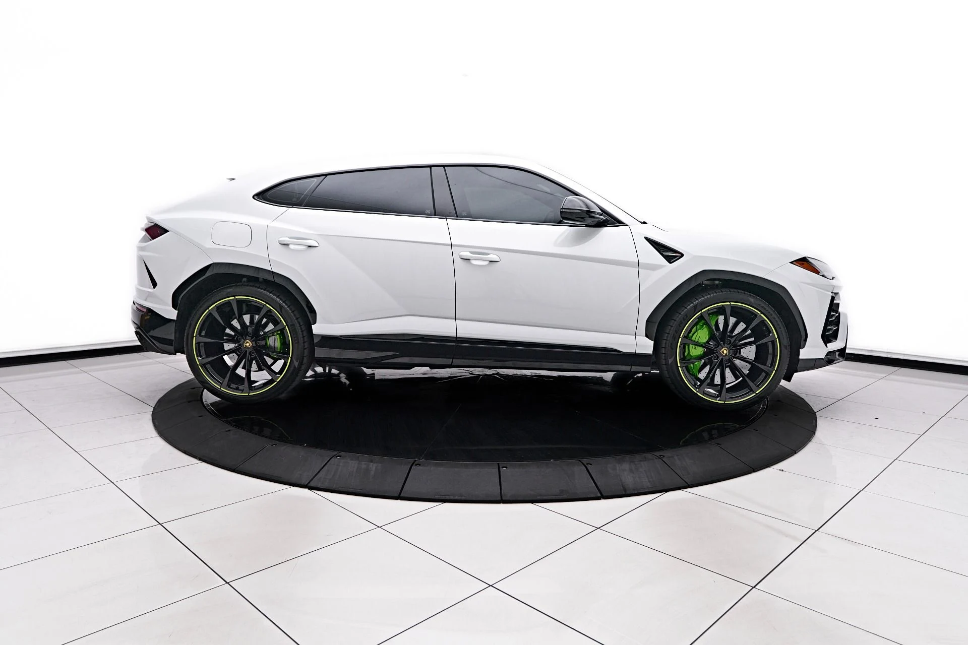 mph014_2685113219_Used_2022_Lamborghini_Urus_Base_1758404785_8a6b1876ce