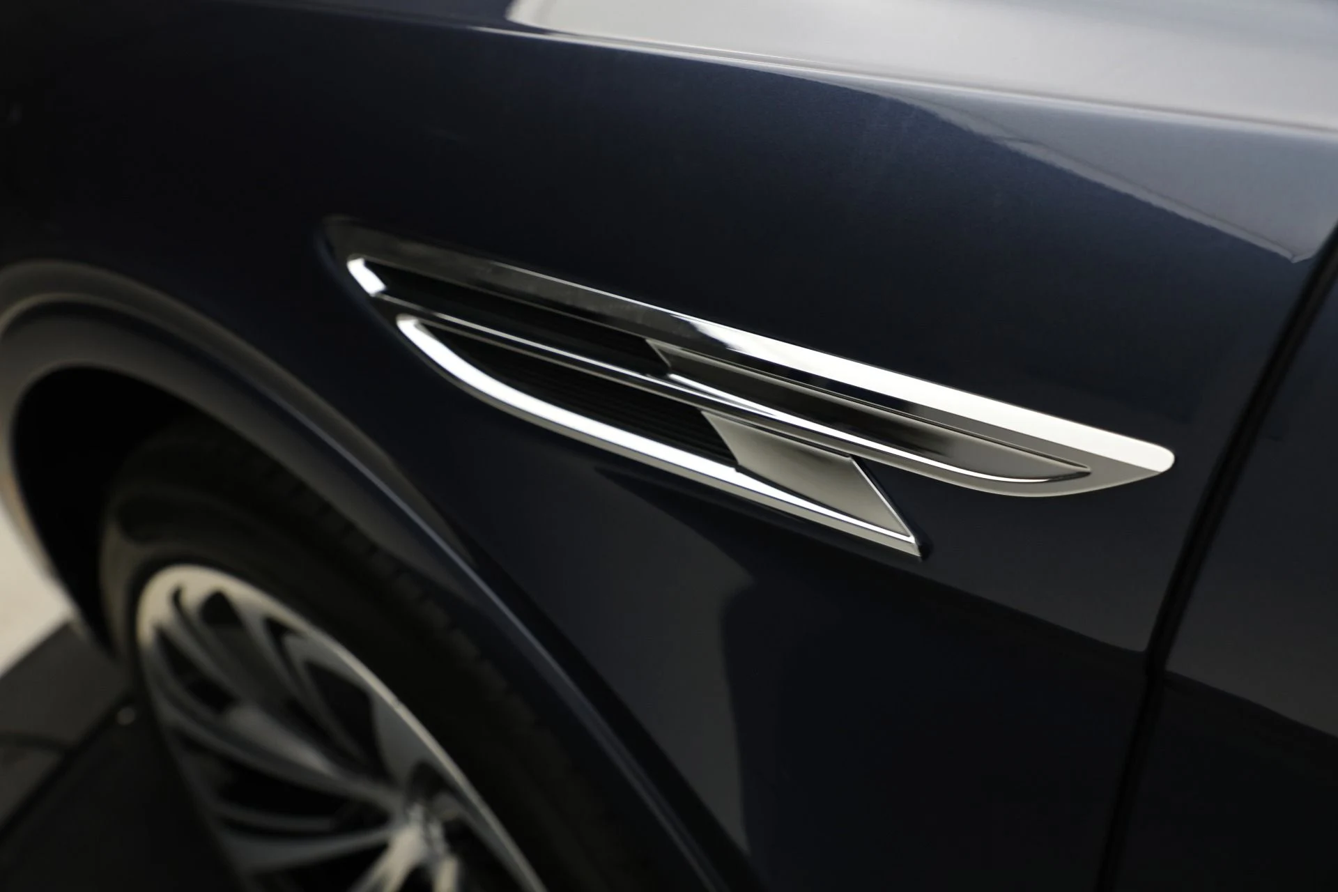 mph014_2693310693_New_2025_Bentley_Bentayga_EWB_Azure_V8_89572946eb