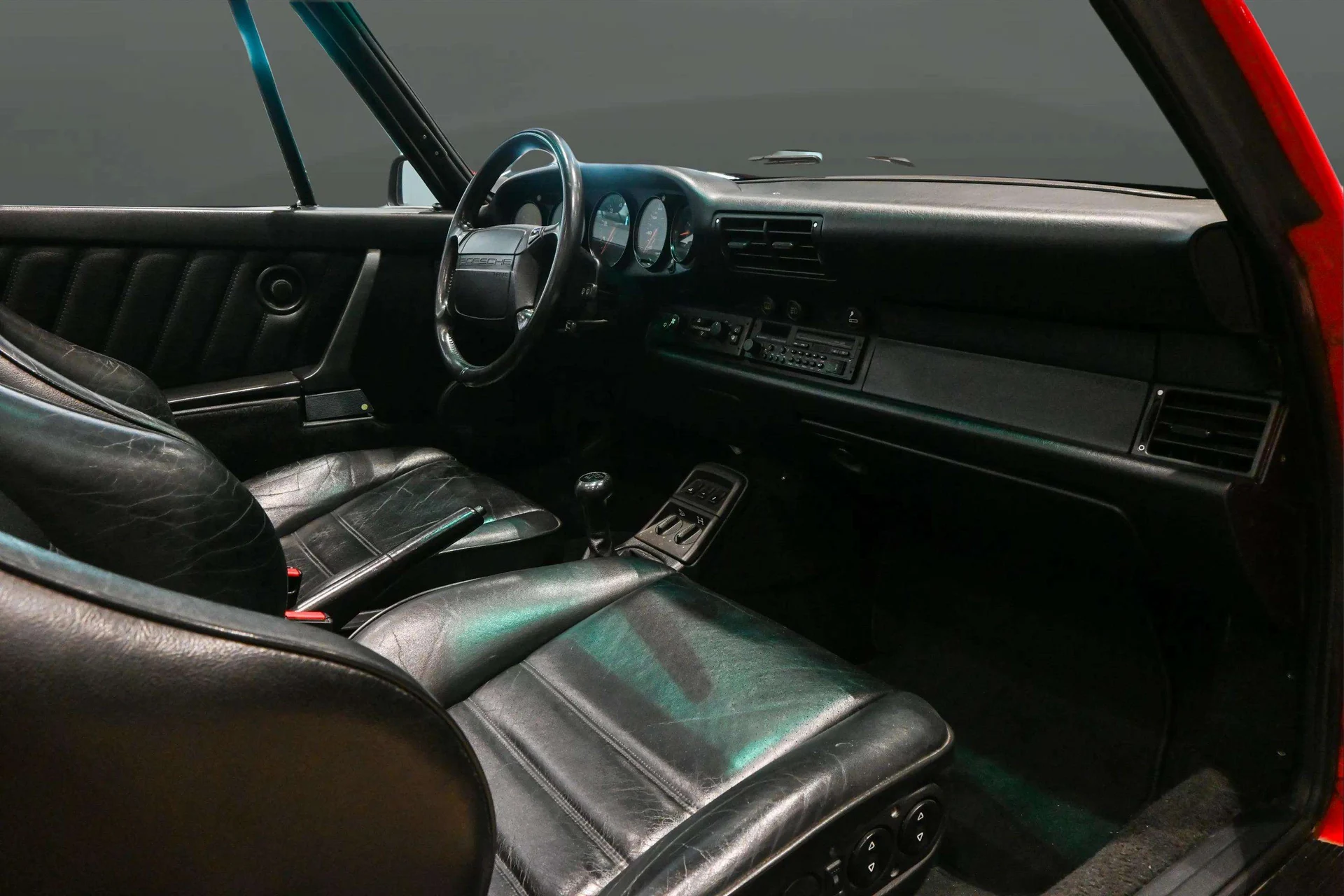 mph014_2700966298_37e6176c_f7d8_46dc_819f_faec82ccfabe_2_15_Interior_199120_Porsche2091120_Carrera20_Cabriolet2028_WP_0_CB_2961_MS_46059429_12_b6c062d470