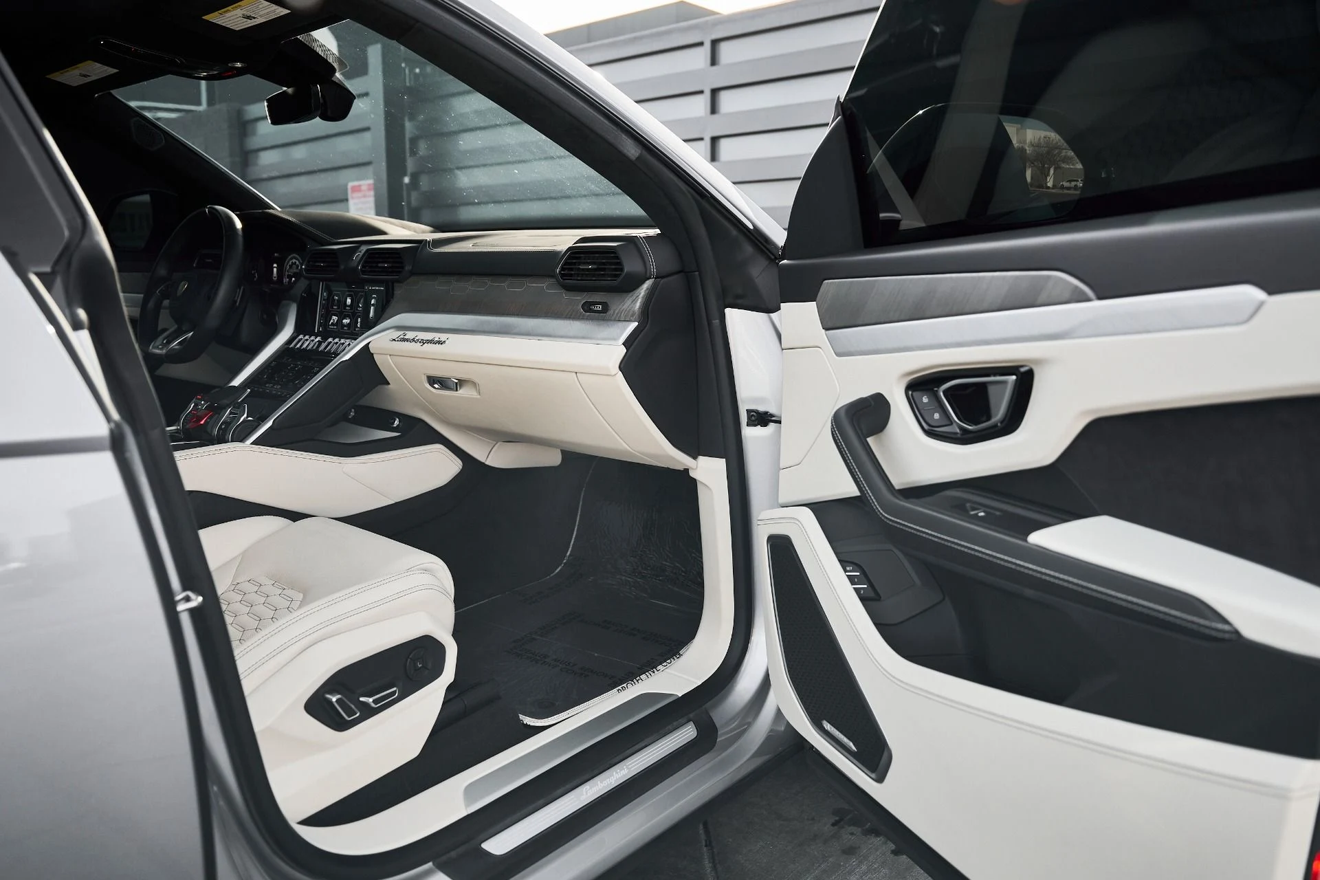 mph014_2703236059_Used_2021_Lamborghini_Urus_1771117232_259153ee9a