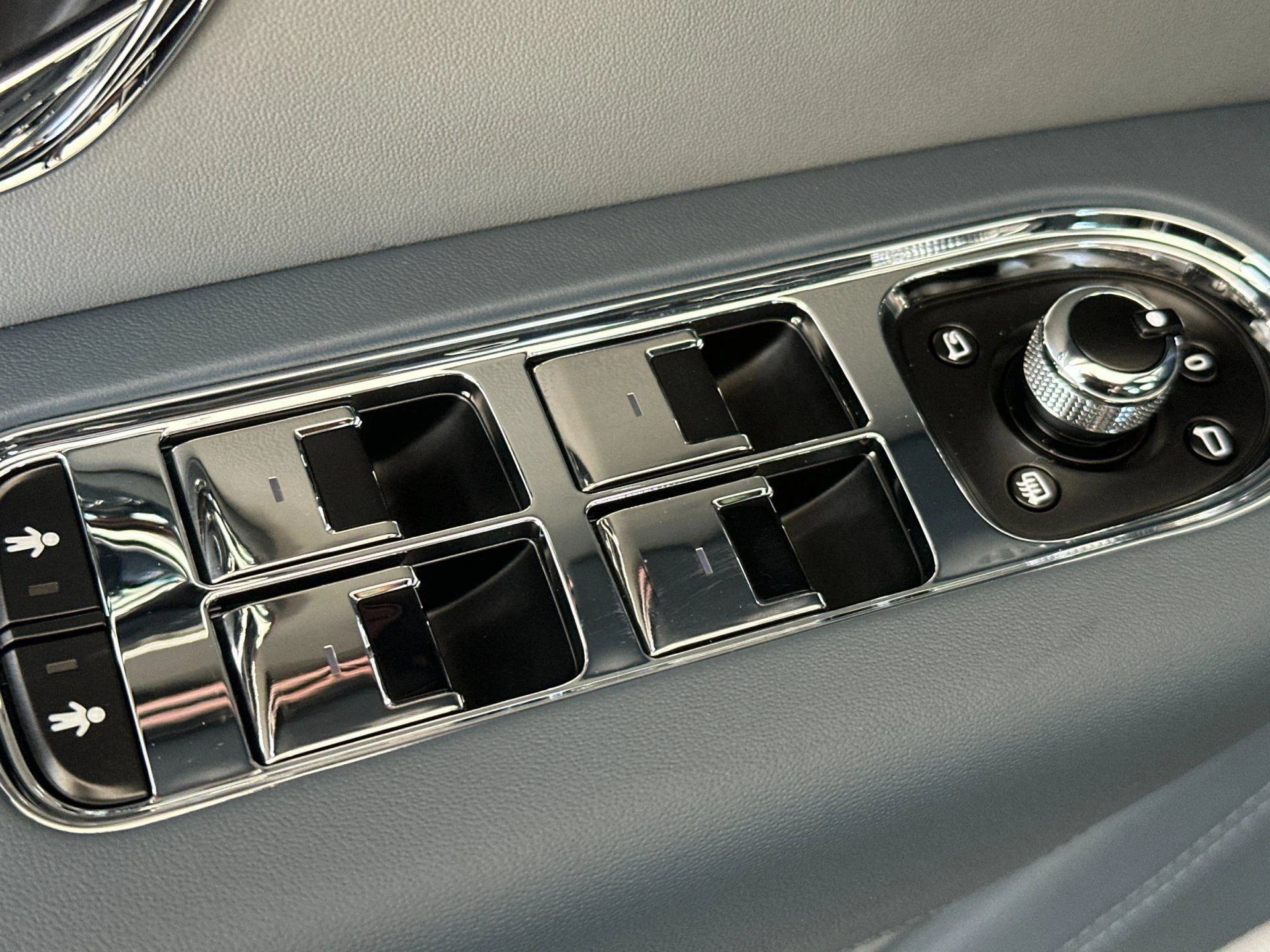 mph014_2754912044_New_2026_Bentley_Bentayga_EWB_1777641542_45a71ed542