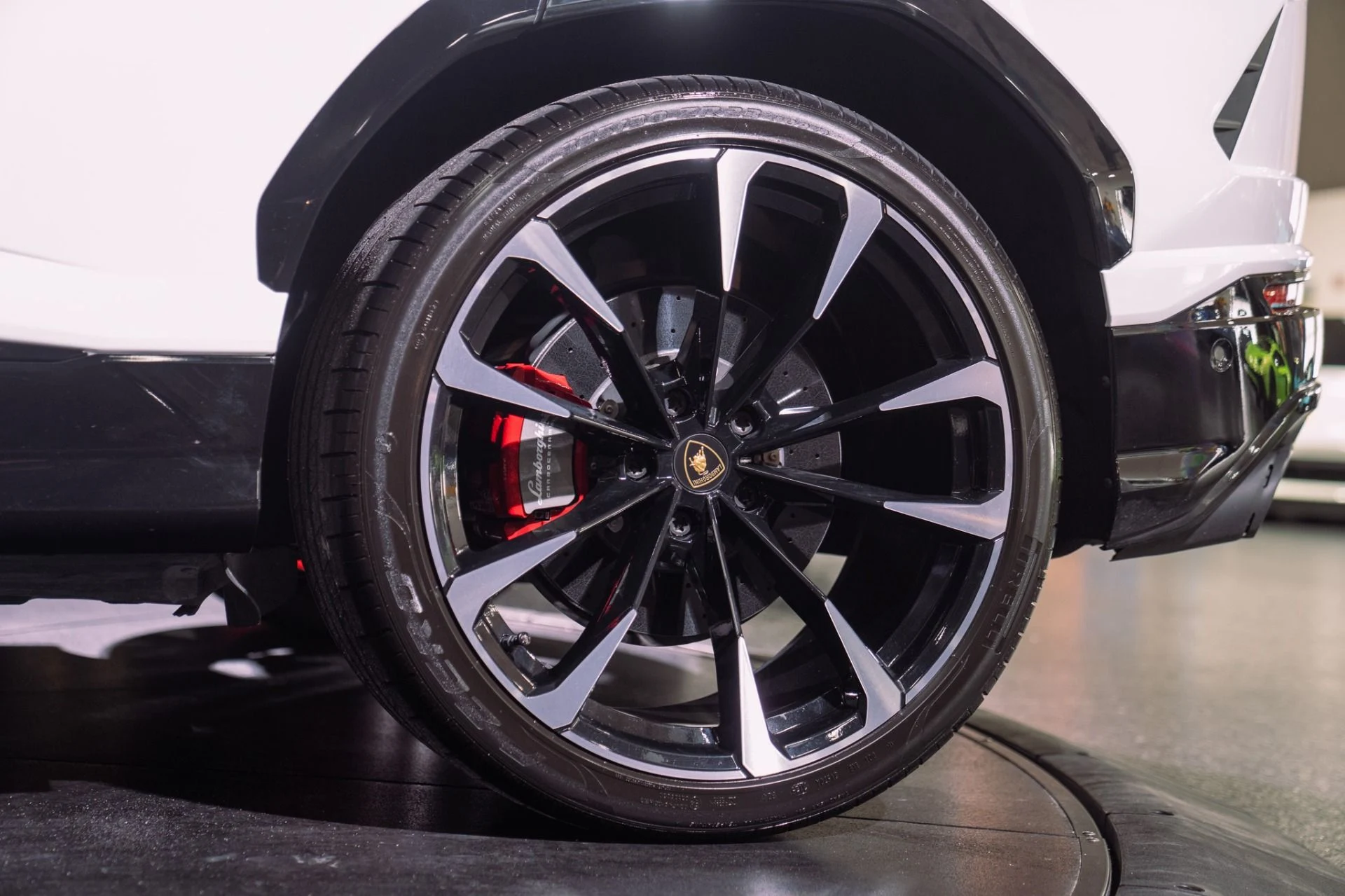mph014_2755729401_Used_2022_Lamborghini_Urus_Full_Carbon_Interior_Package_1792255478_01c5a0aa95