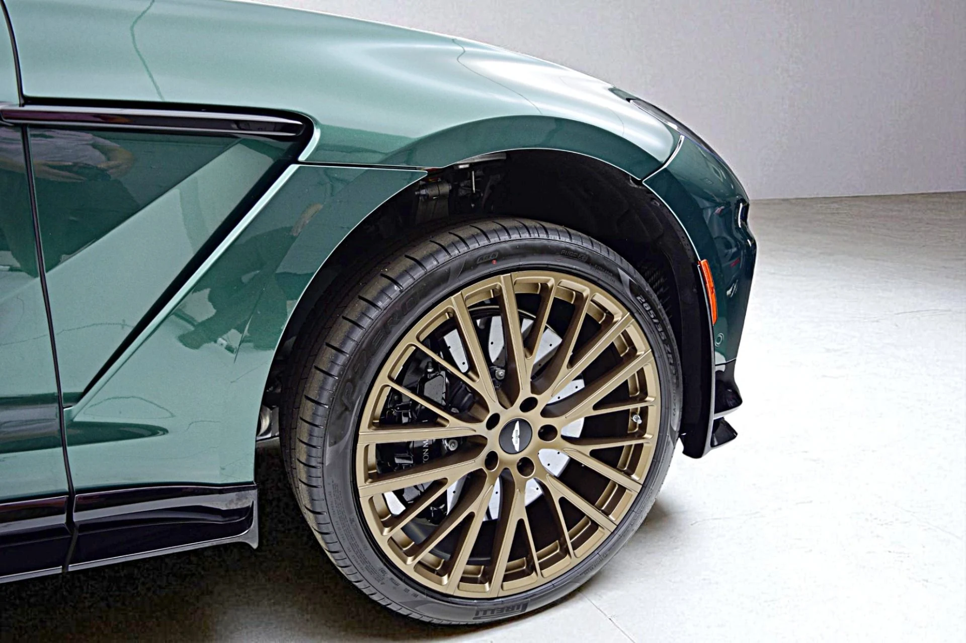 mph014_2774508807_New_2025_Aston_Martin_DBX_707_595d2659d9