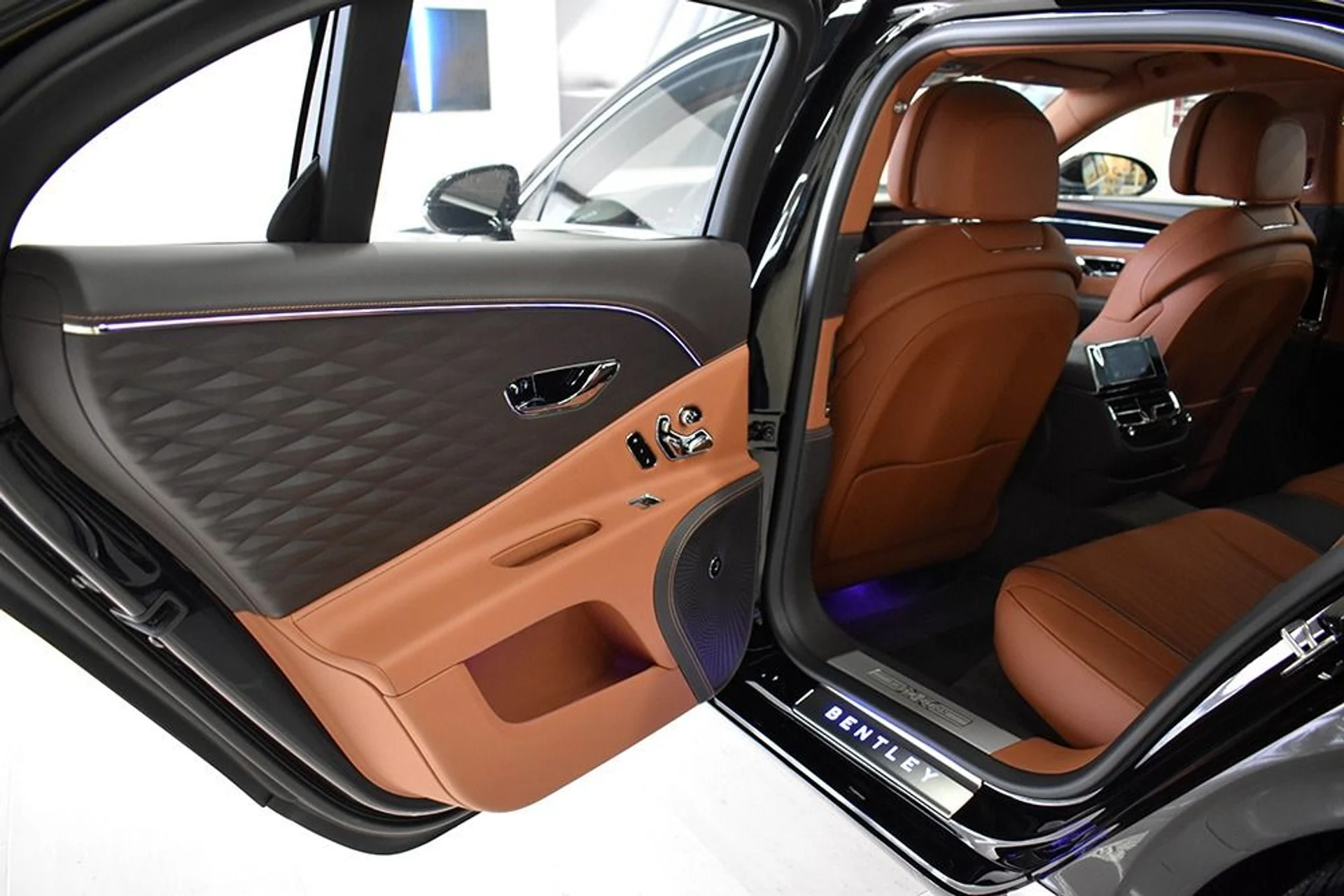 mph014_2790521017_Used_2020_Bentley_Flying_Spur_W12_1682716150_27b0dd8ee1