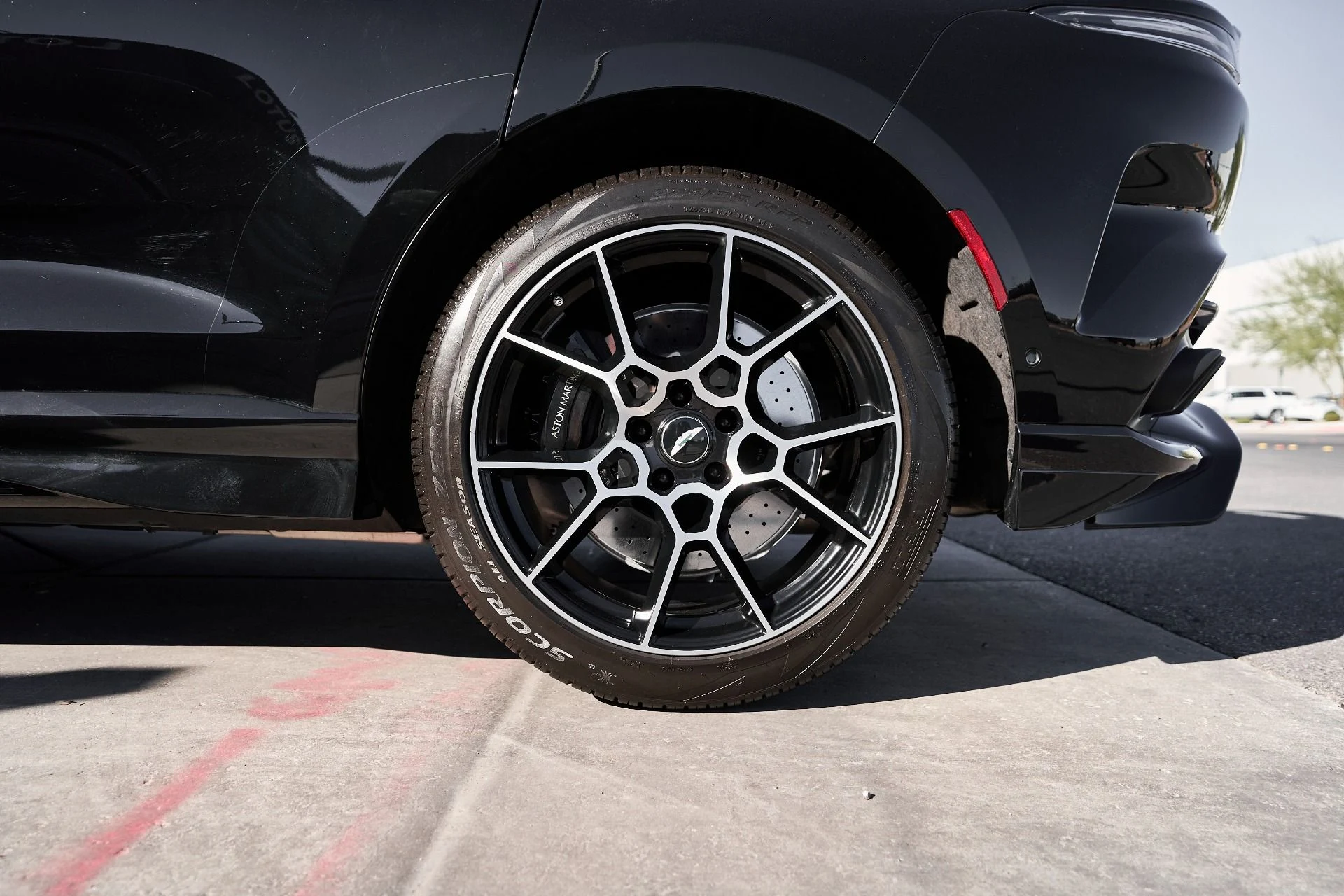 mph014_2796144658_Used_2023_Aston_Martin_DBX_707_1759982283_f536fffe15
