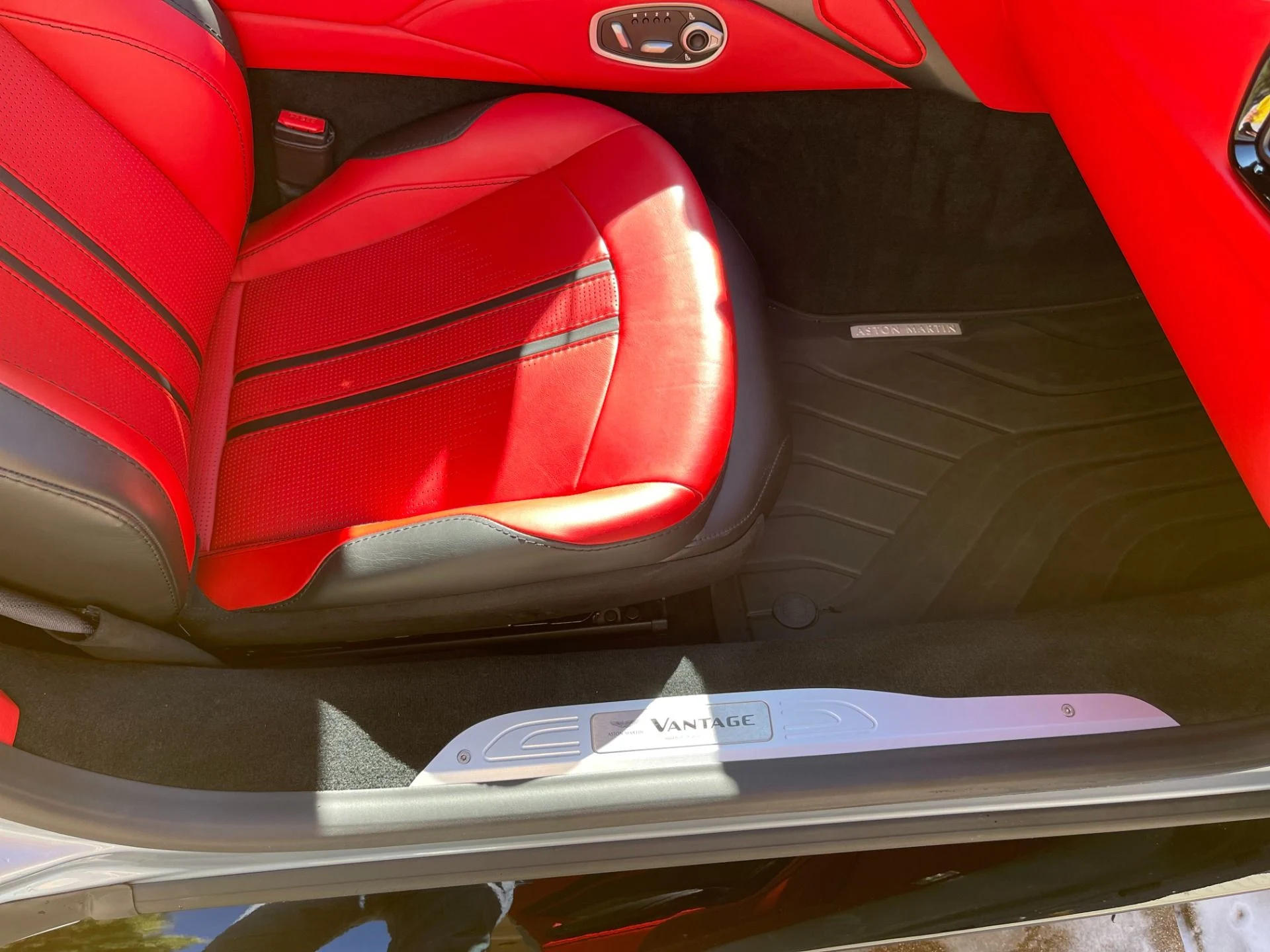 mph014_2810752685_Used_2021_Aston_Martin_Vantage_1762561122_3a85669a9c